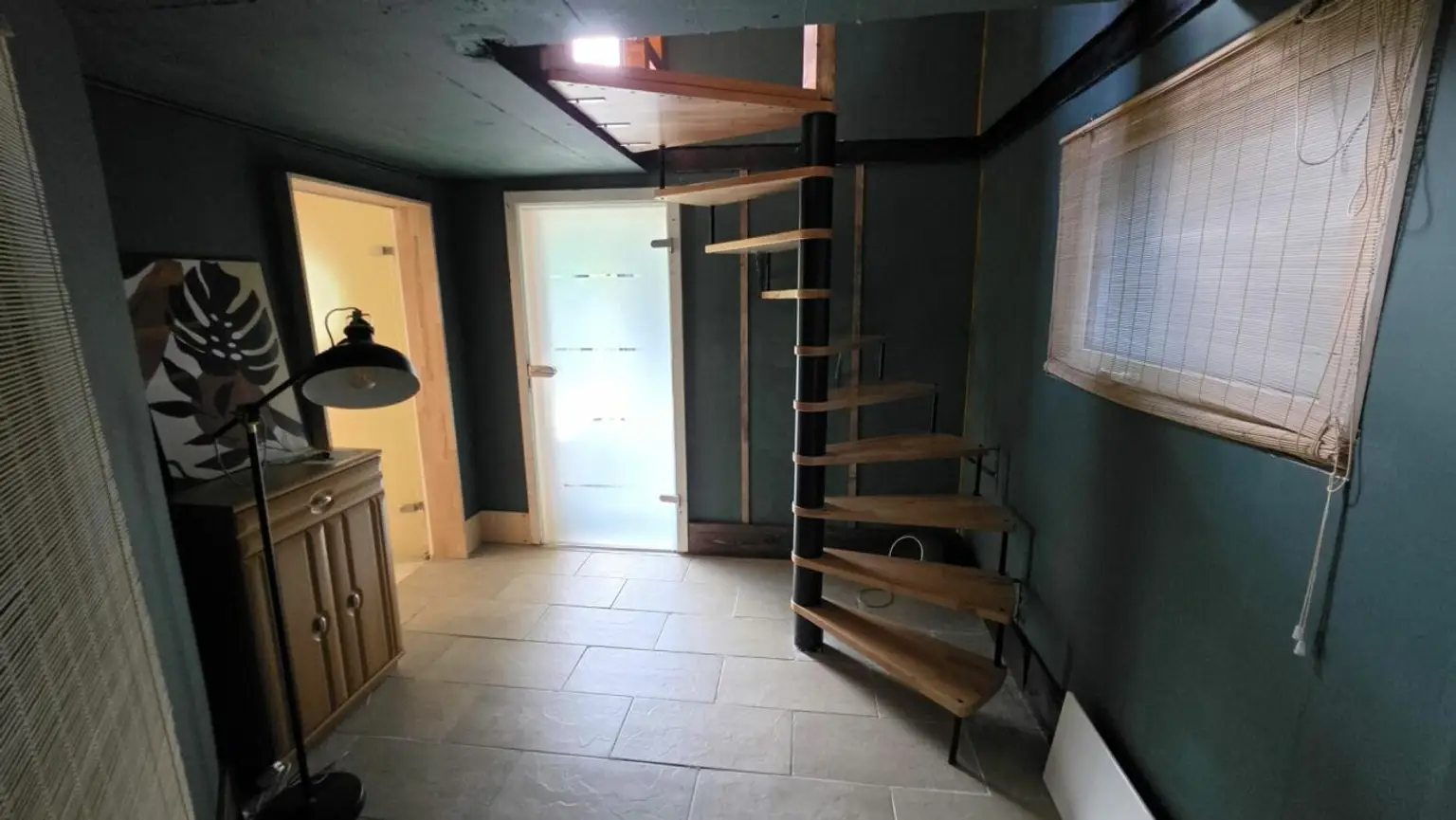 Moderner Flur mit Holz-Spindeltreppe