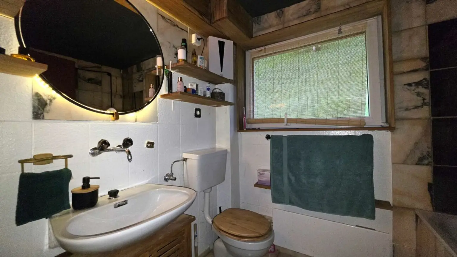 Kleines rustikales Badezimmer mit Holzdetails
