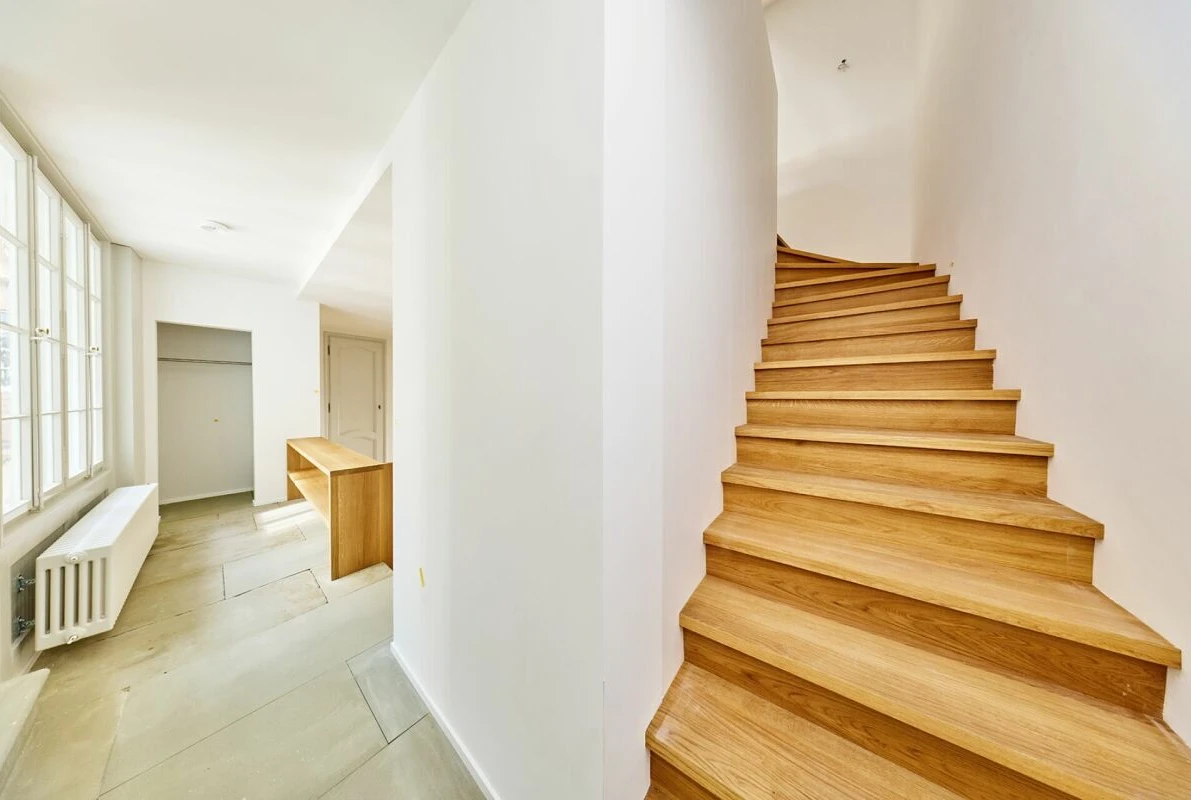 Heller Eingangsbereich mit Treppe