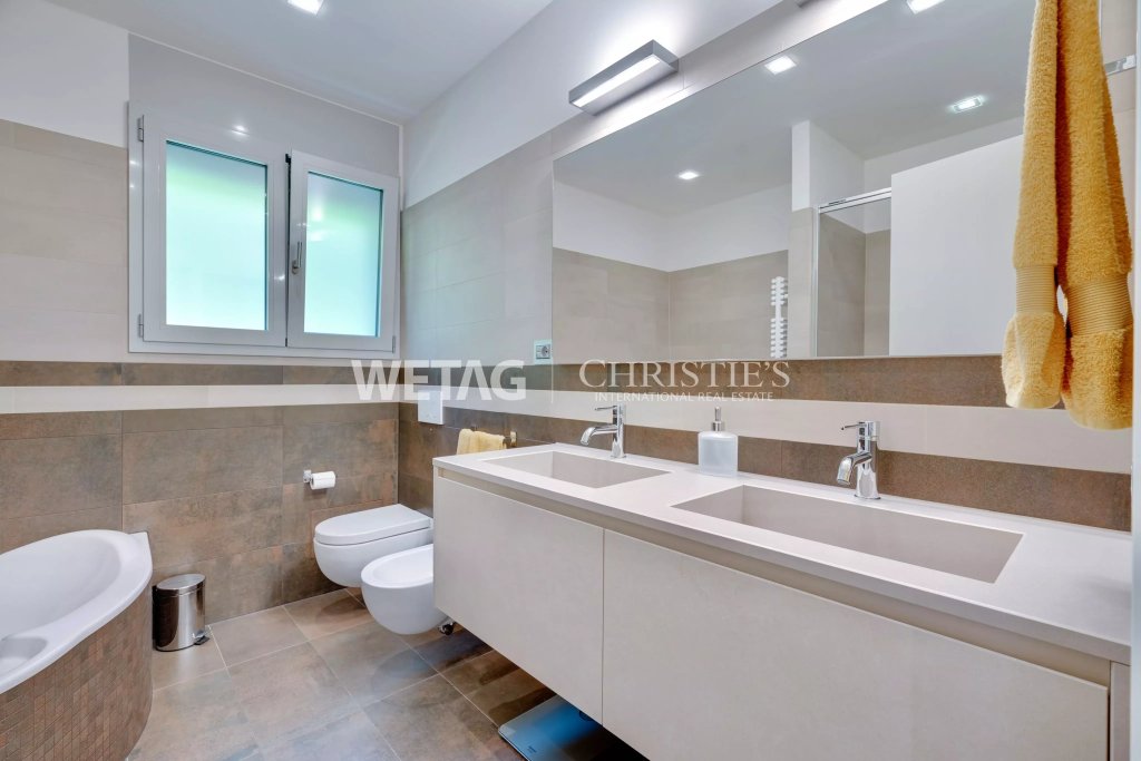 Modernes Badezimmer mit Doppelwaschtisch und Badewanne