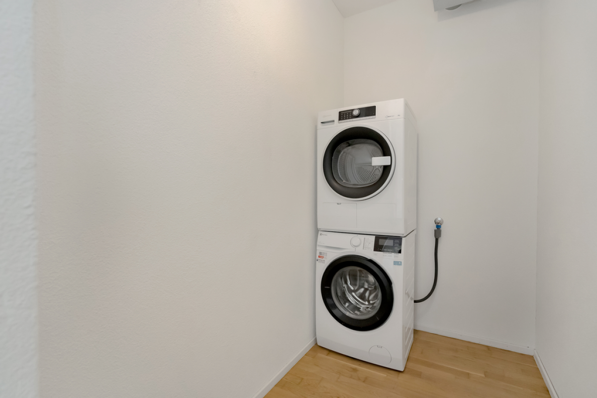 Hauswirtschaftsraum mit Waschmaschine und Trockner