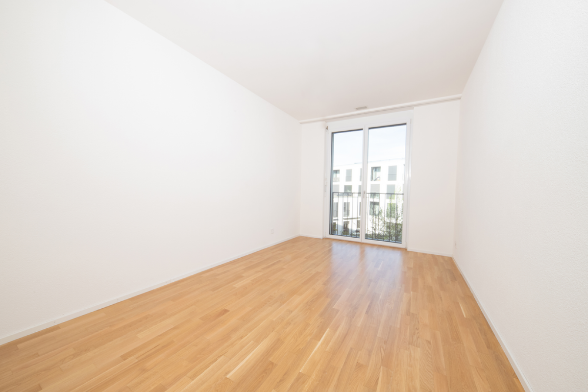 Leerer heller Raum mit Balkonfenster