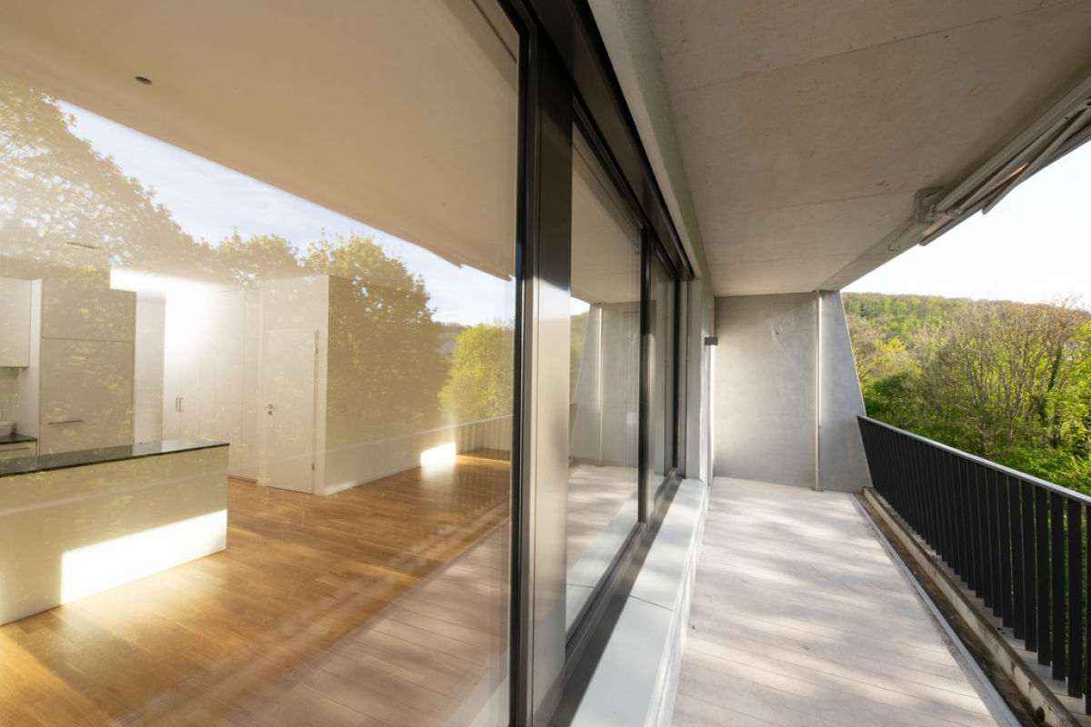 Balkon mit Blick in einen modernen Wohnbereich