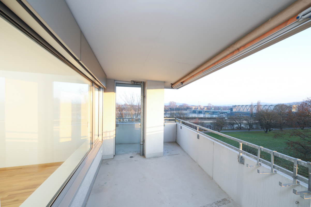 Großer Balkon mit Stadt- und Parkblick
