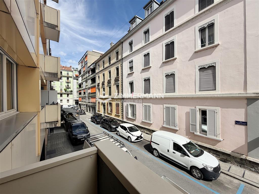 Straßenblick aus einem Balkonfenster