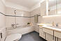 Modernes Badezimmer mit Doppelwaschtisch und Badewanne