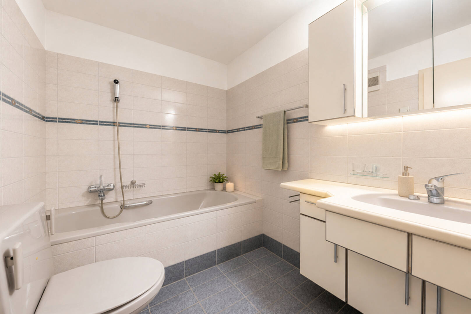 Helles Badezimmer mit Badewanne und Waschtisch