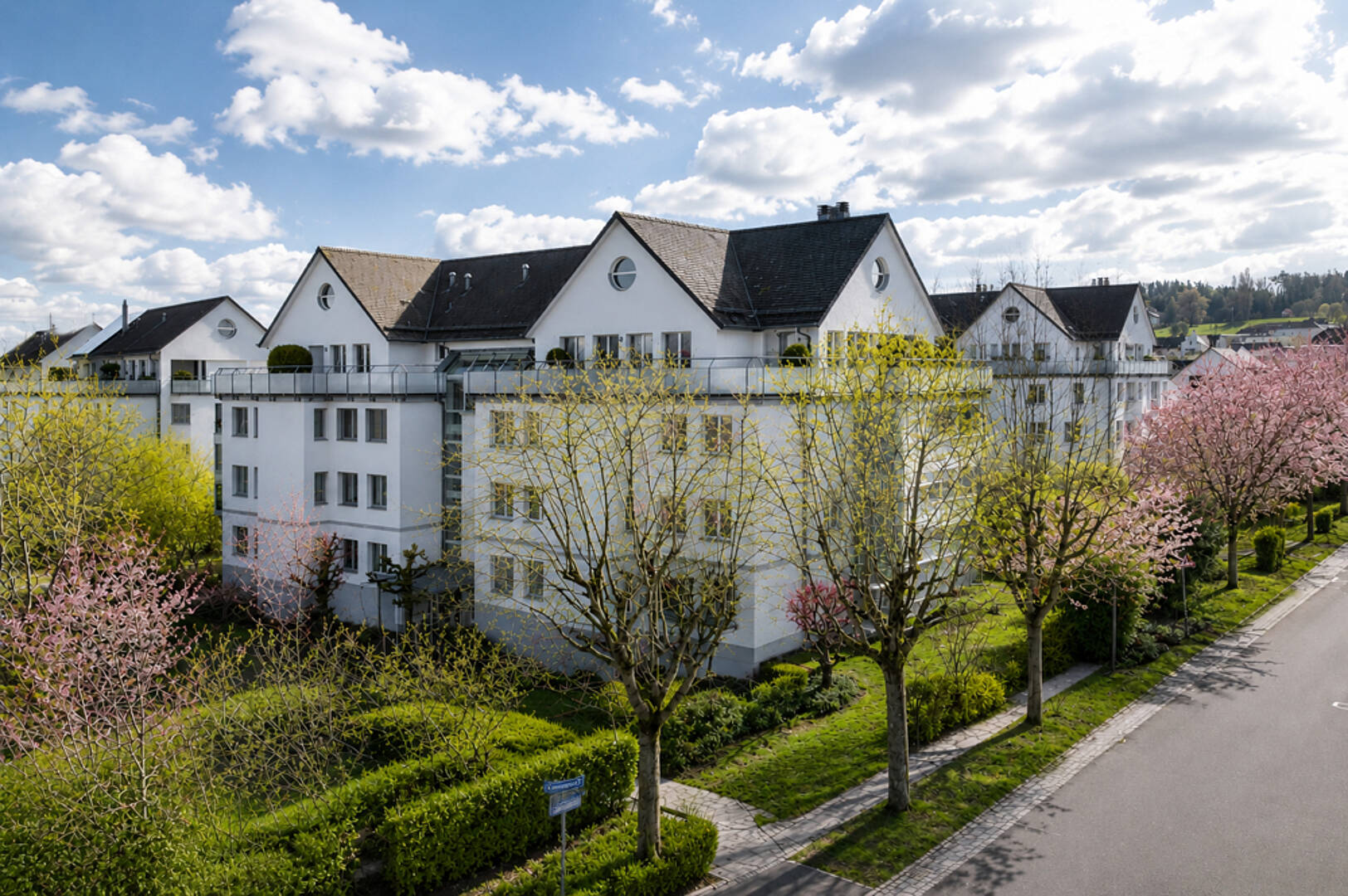 Wohnanlage mit Satteldächern und Gartenanlage