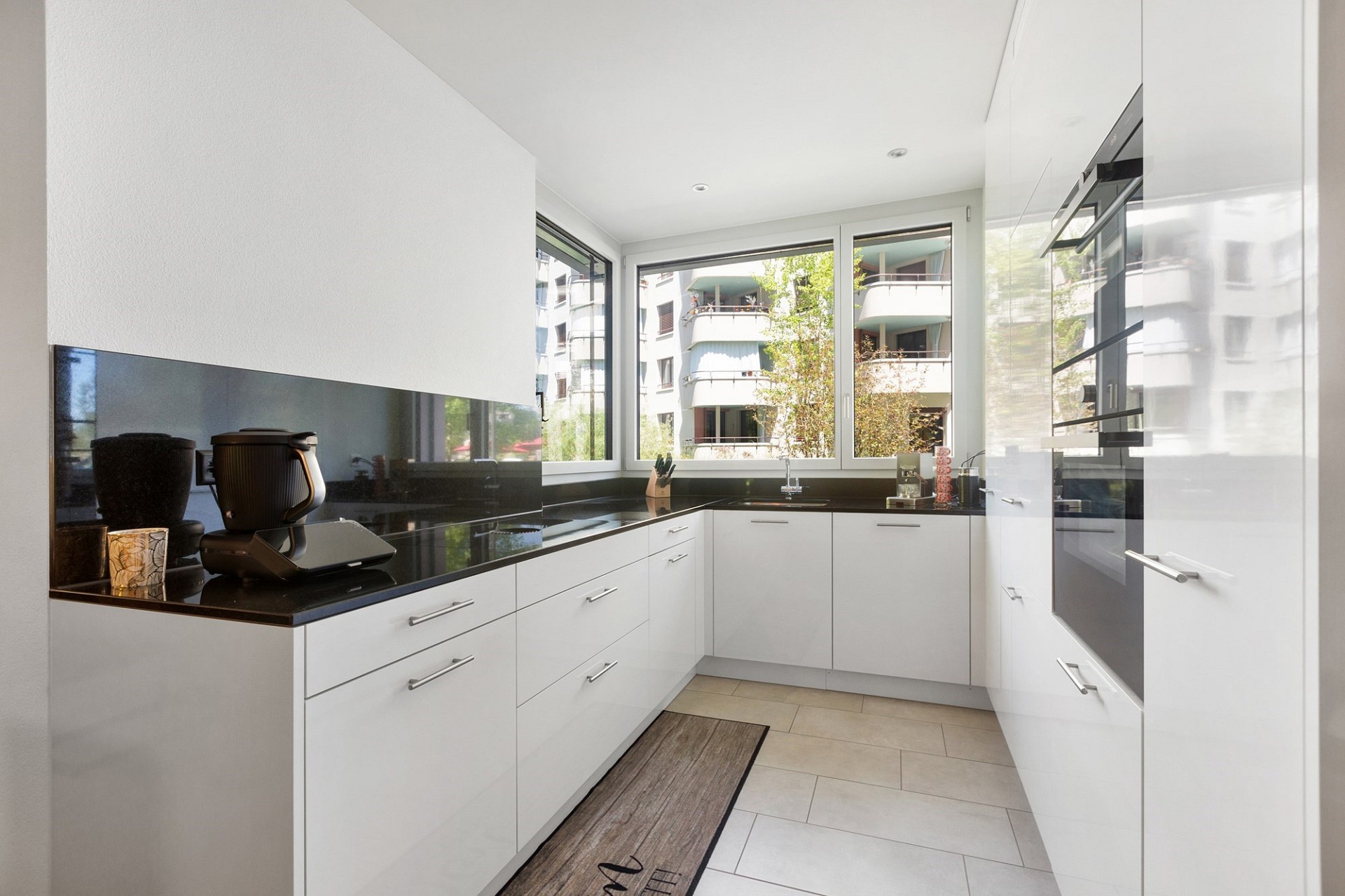 Moderne helle Küche mit großem Fenster
