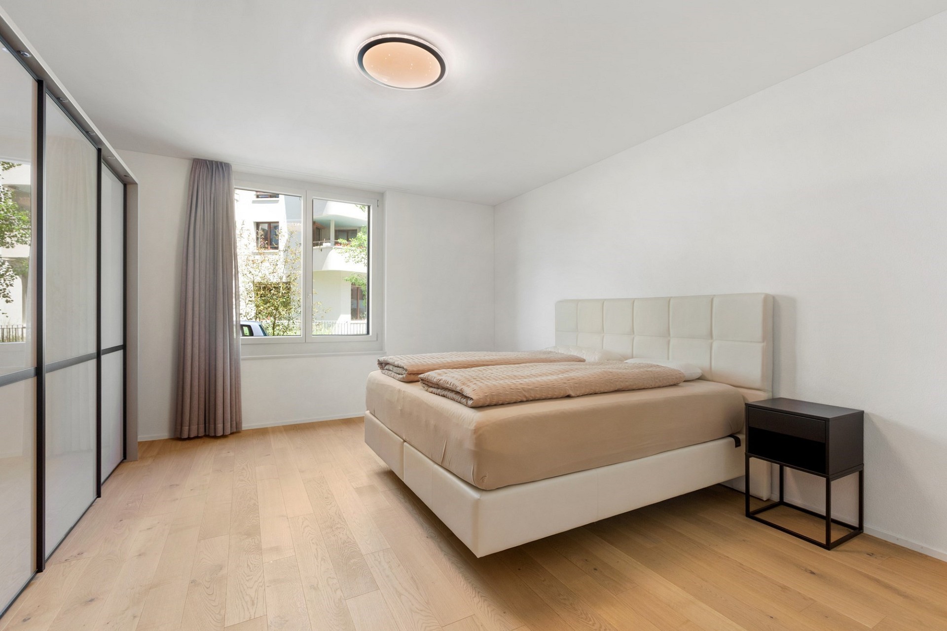 Helles Schlafzimmer mit Doppelbett