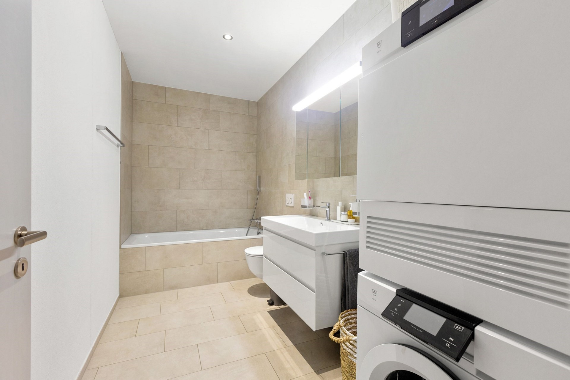 Modernes Badezimmer mit Badewanne und Waschtisch