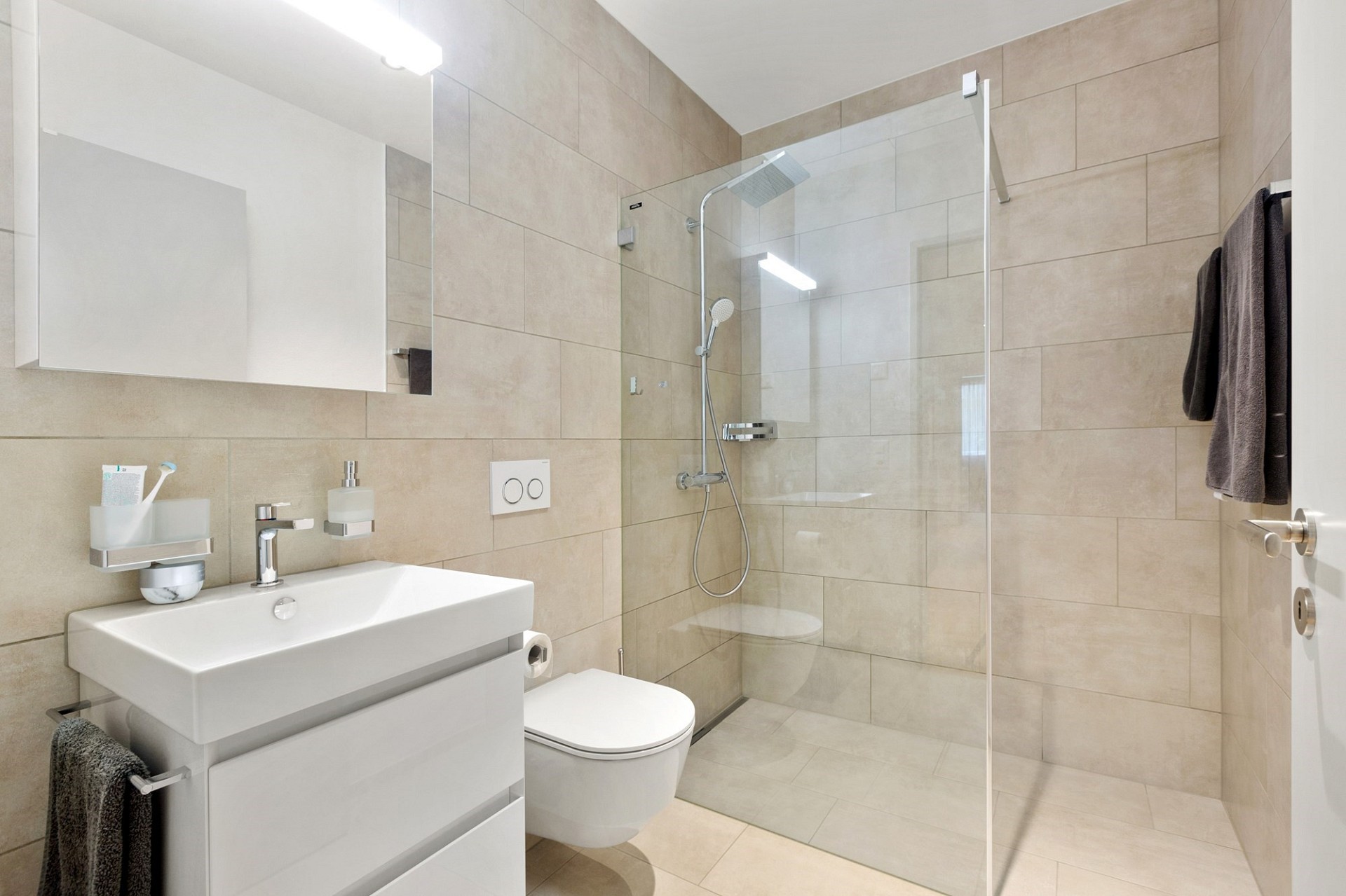 Modernes Badezimmer mit begehbarer Dusche