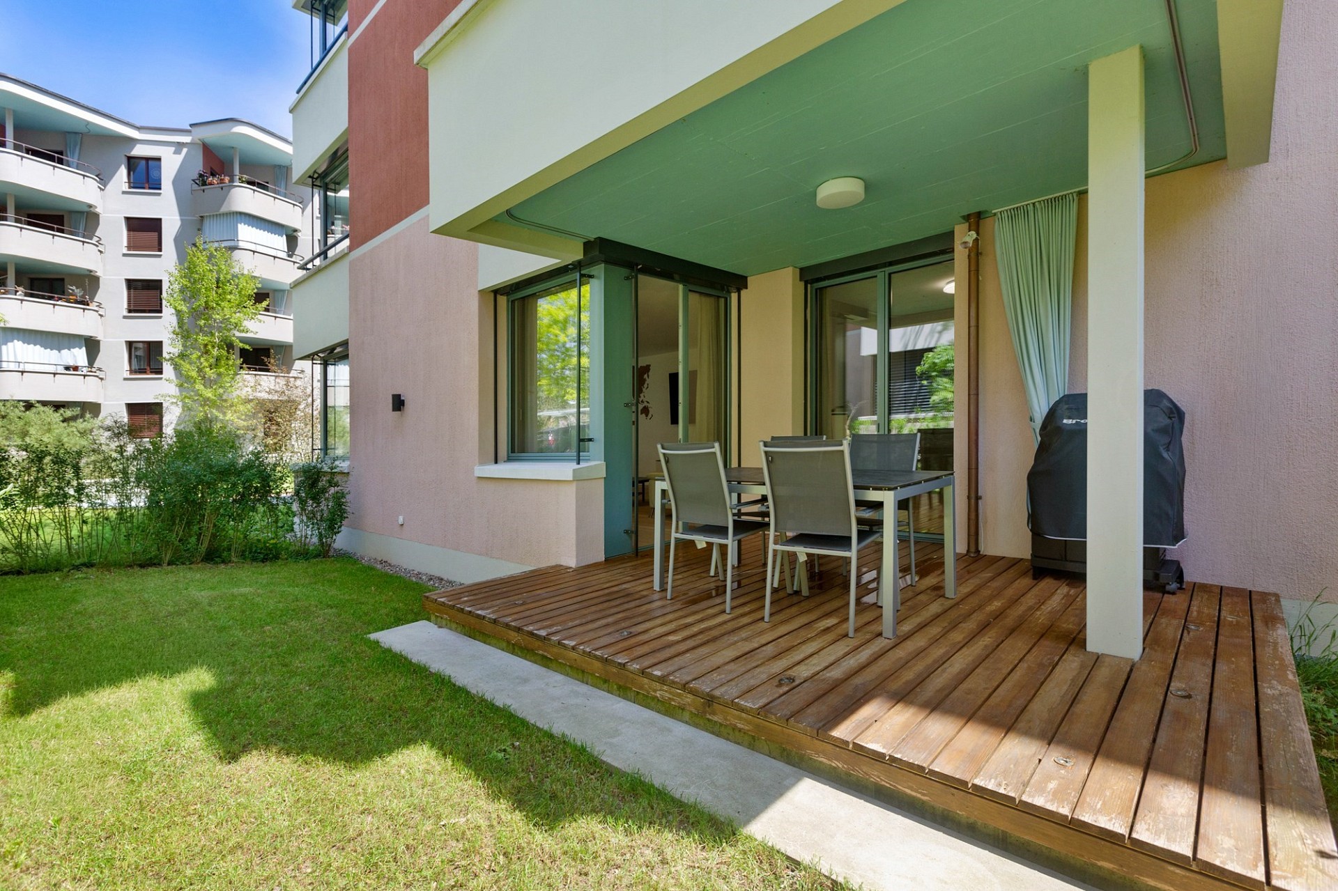 Terrasse mit Garten und Wohnanlage