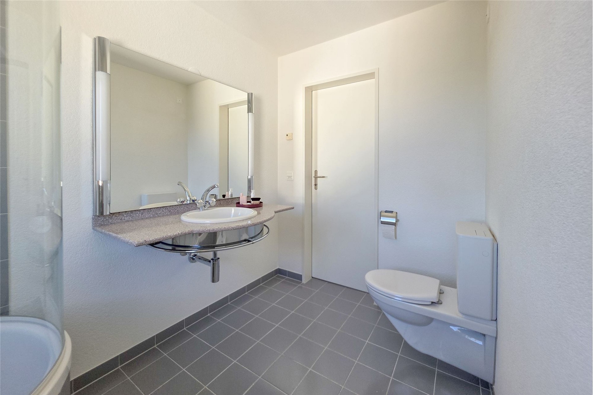 Gäste-WC mit Waschtisch und wandhängendem WC