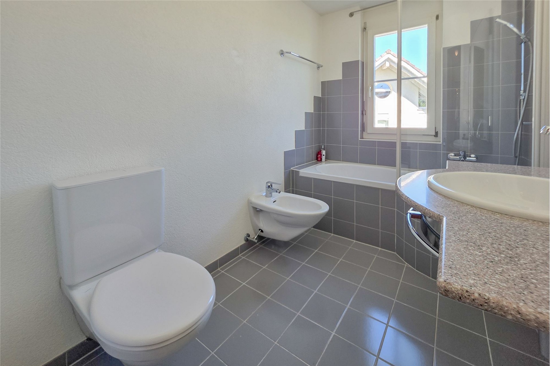 Badezimmer mit WC, Bidet und Badewanne