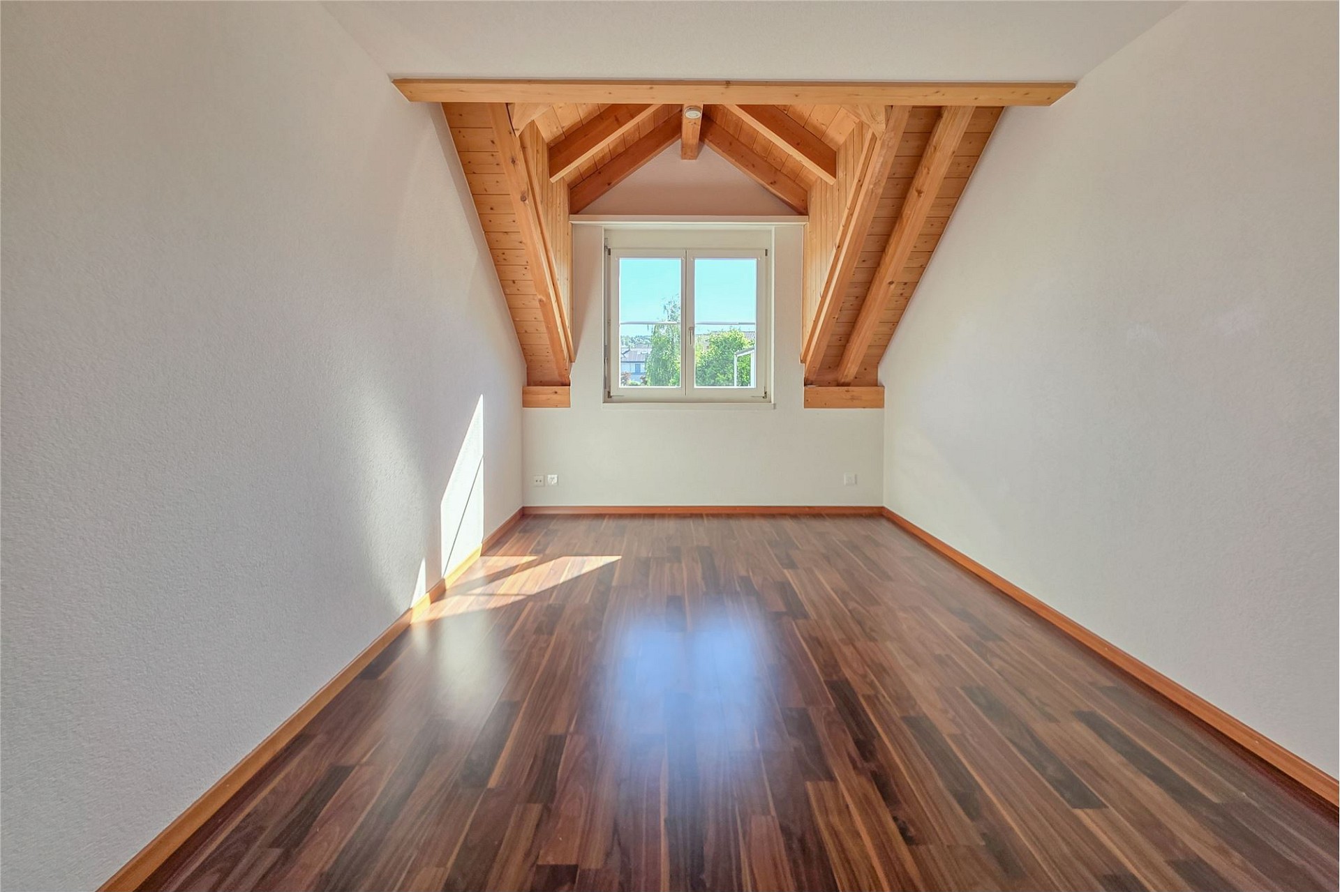 Leerer Dachraum mit sichtbaren Holzträgern