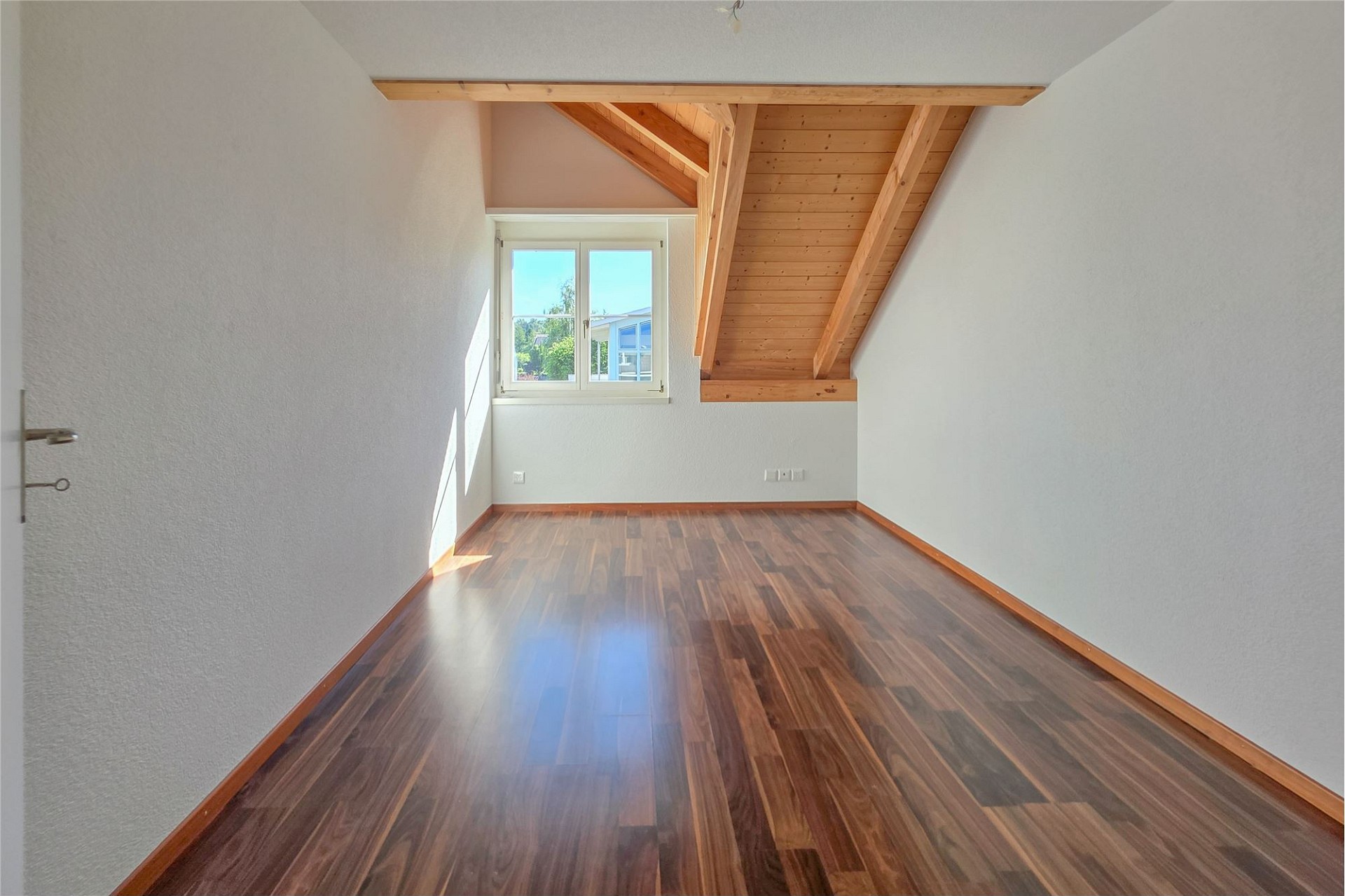 Heller Dachgeschossraum mit Fenster
