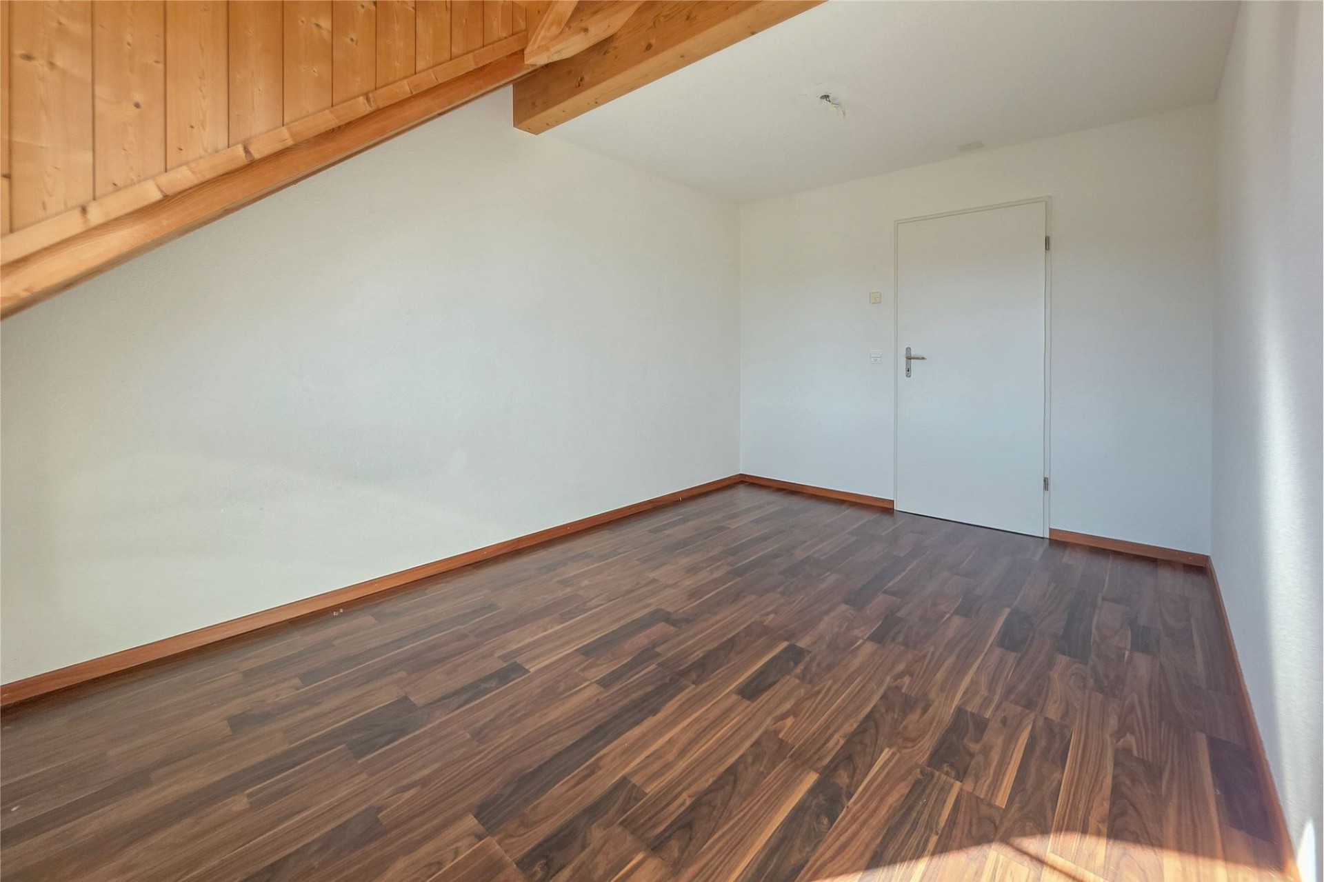 Leerer Dachraum mit Holzbalken und Holzboden