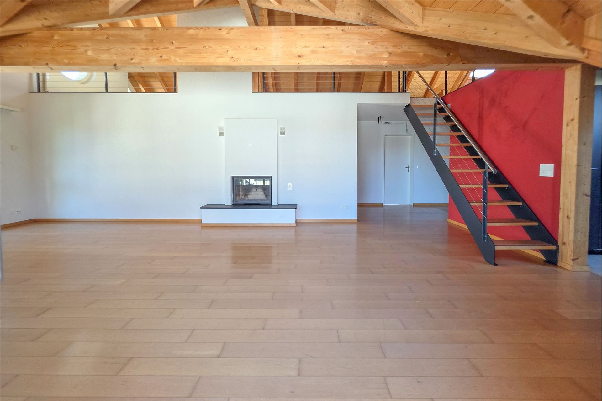 Offener Wohnbereich mit Treppe und Kamin