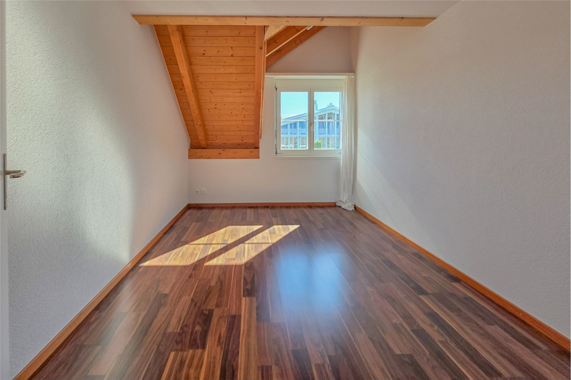 Heller Dachraum mit Holzdecke und Holzfußboden