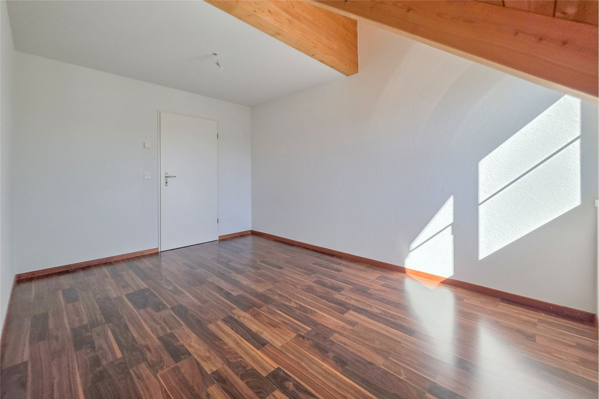 Leerer Dachraum mit Holzfußboden