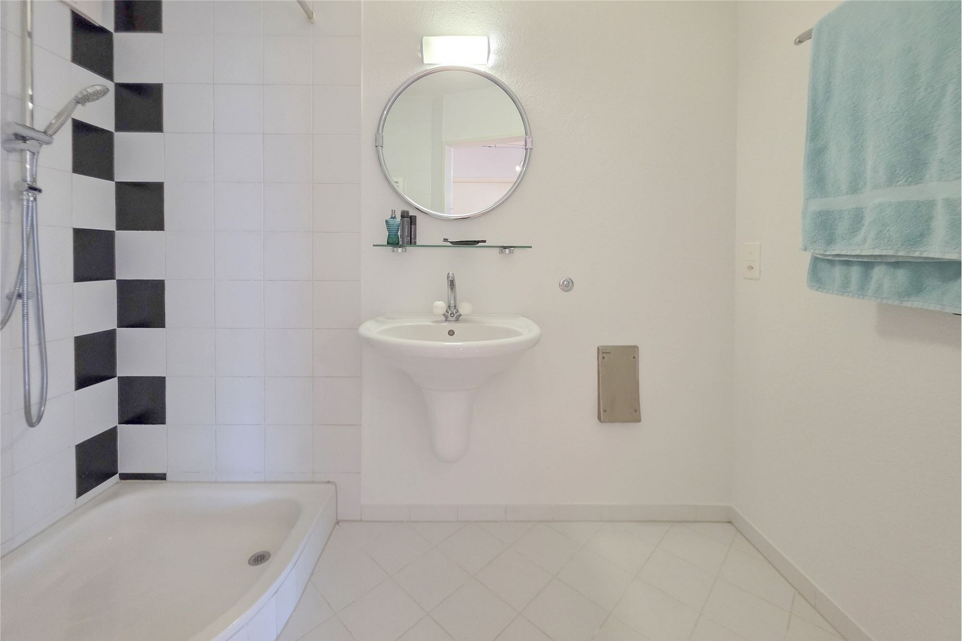 Helles Badezimmer mit Dusche und Waschbecken