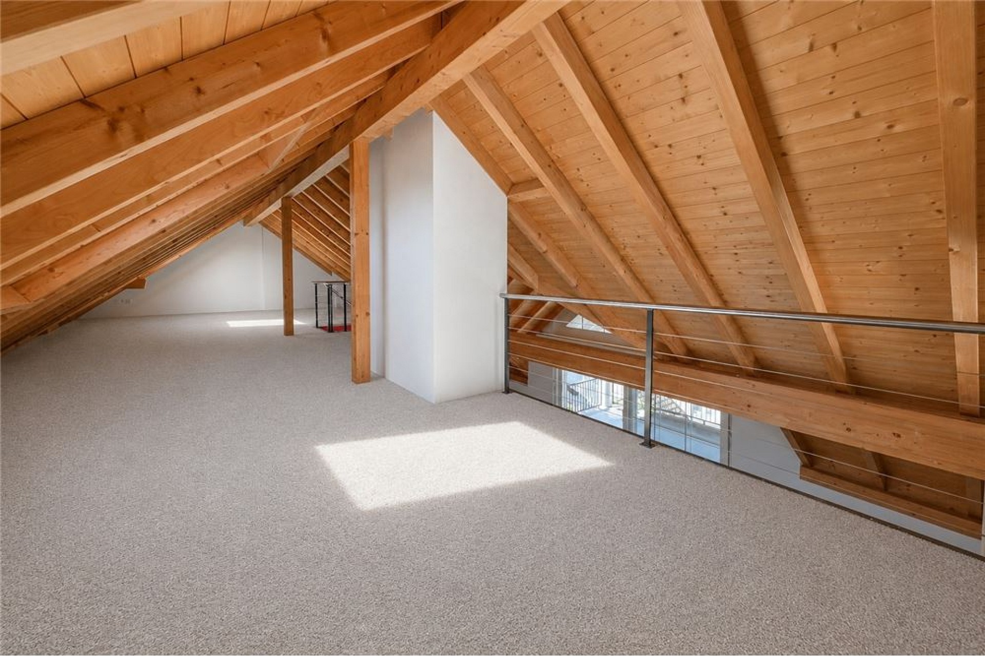Ausgebauter Dachboden mit Holzbalken