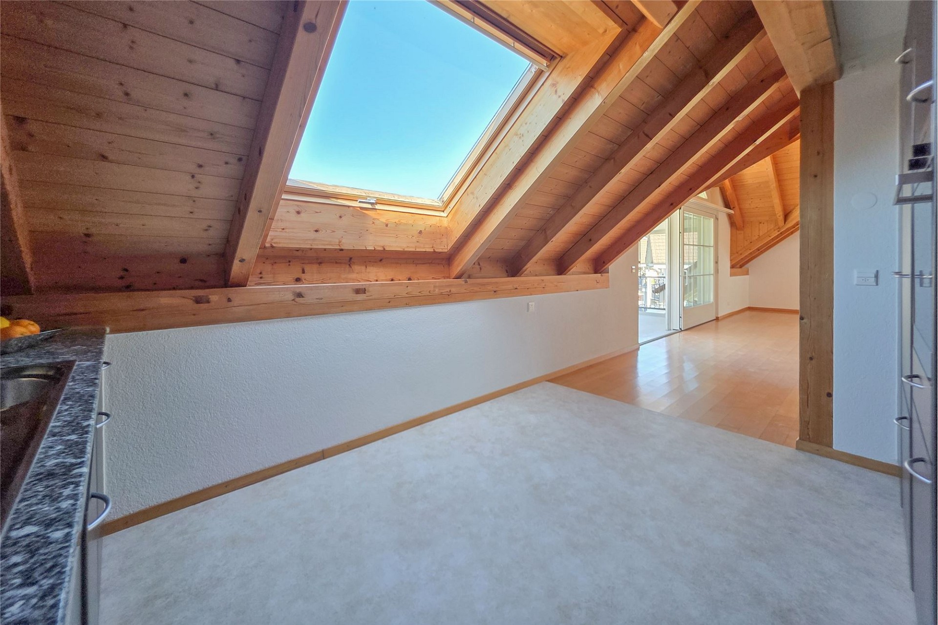 Ausgebauter Dachraum mit sichtbaren Holzbalken