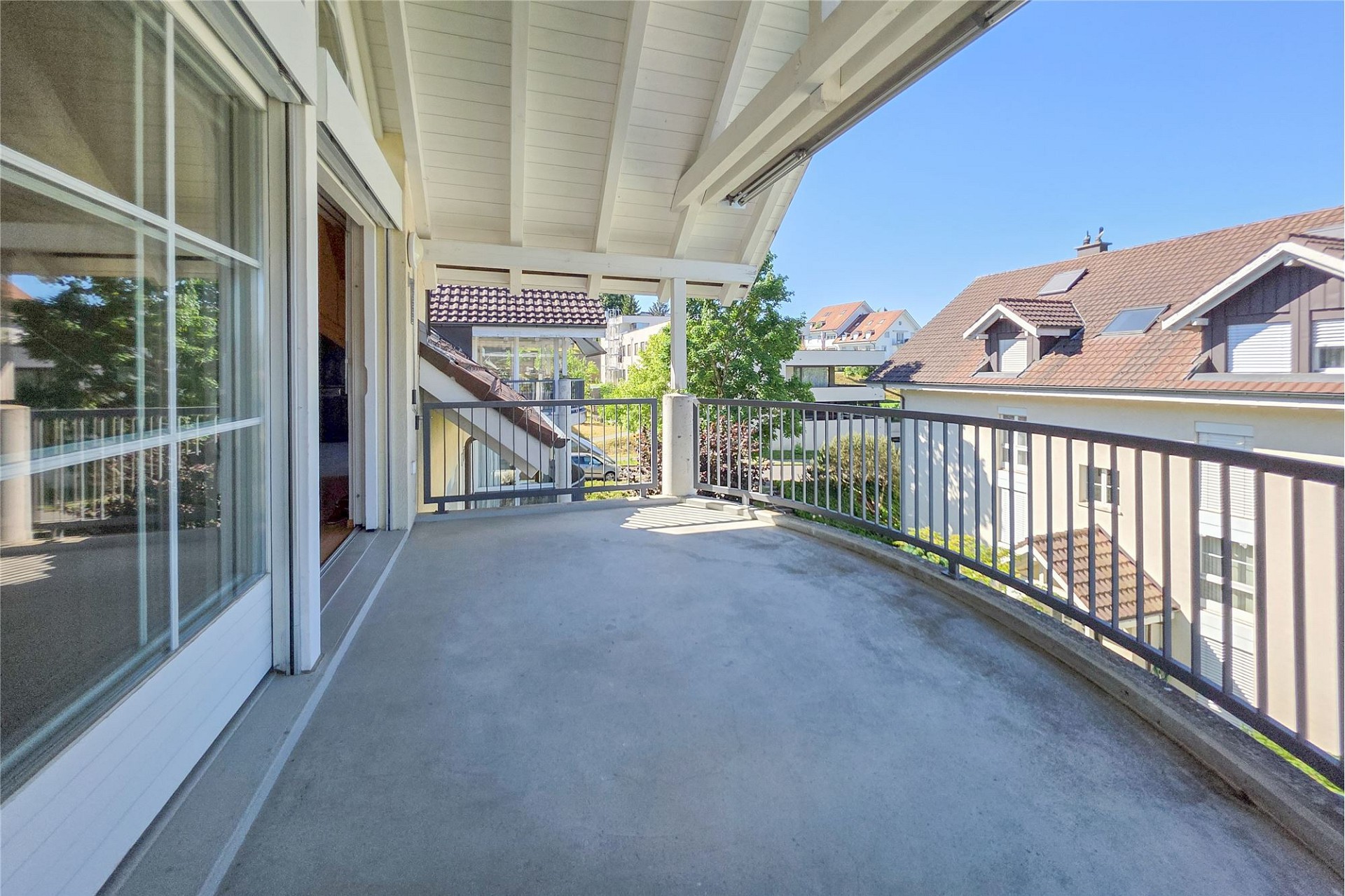 Balkon mit Blick auf die Wohnanlage