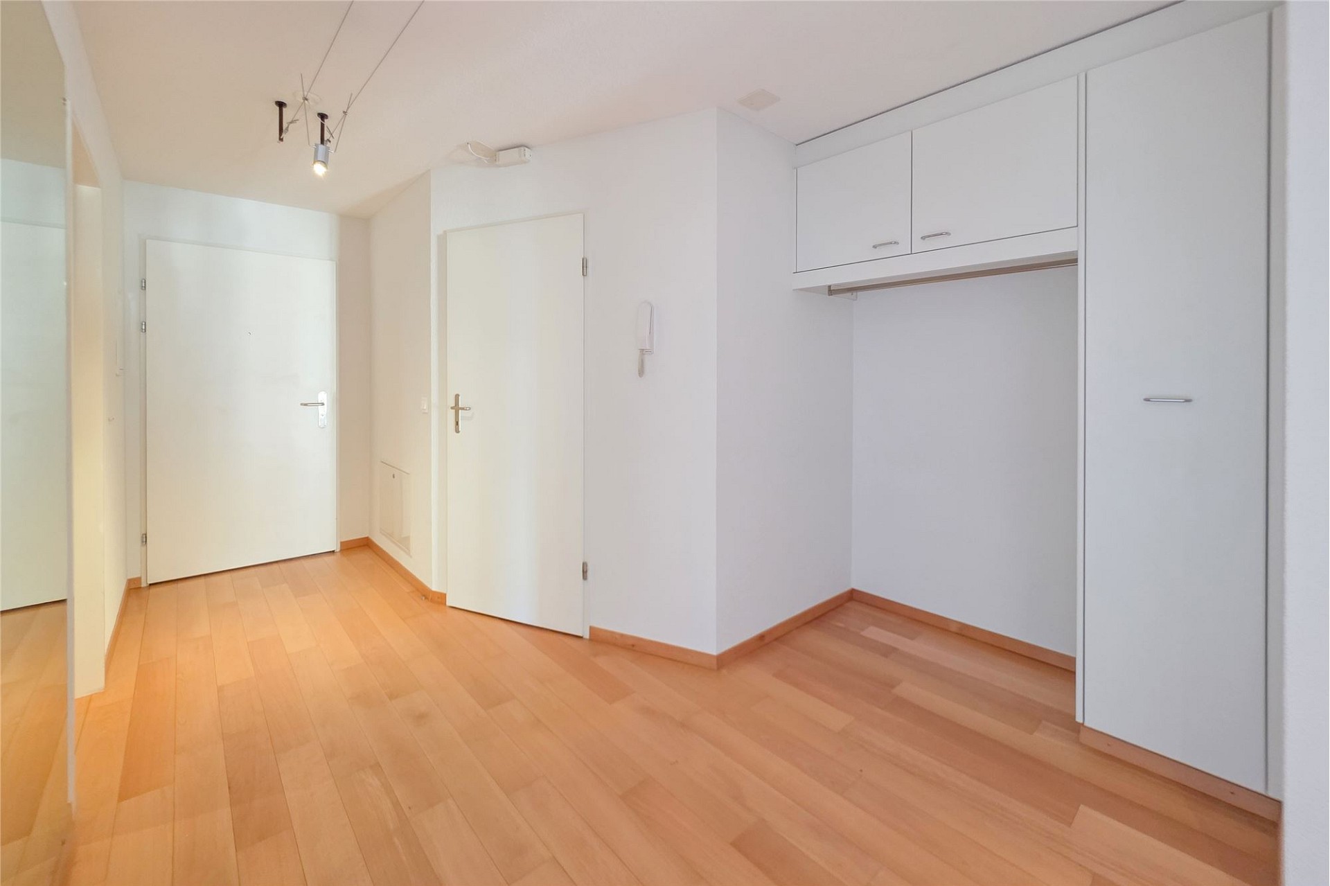 Heller Eingangsbereich mit Einbauschrank