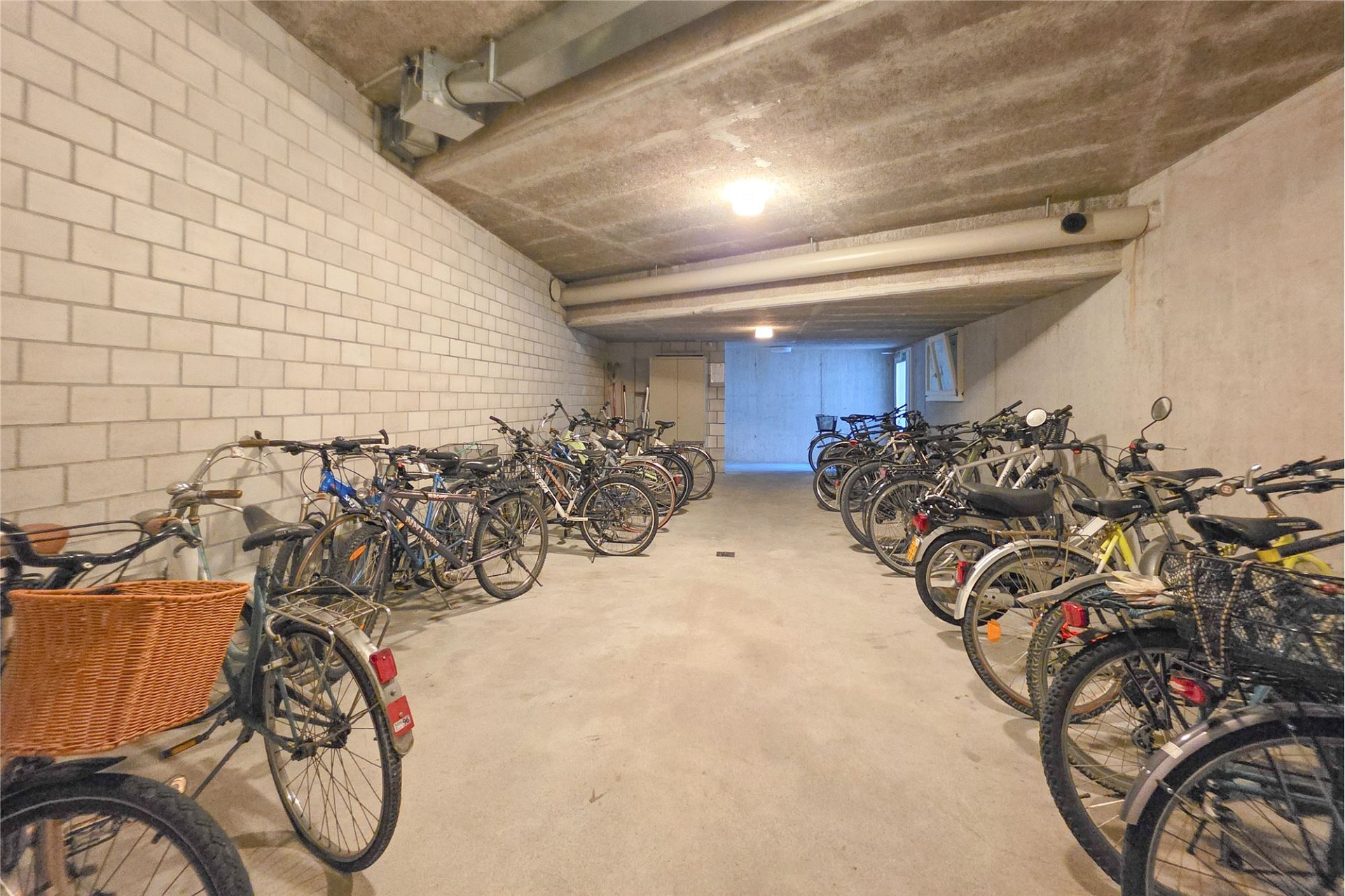 Fahrradkeller mit vielen abgestellten Fahrrädern