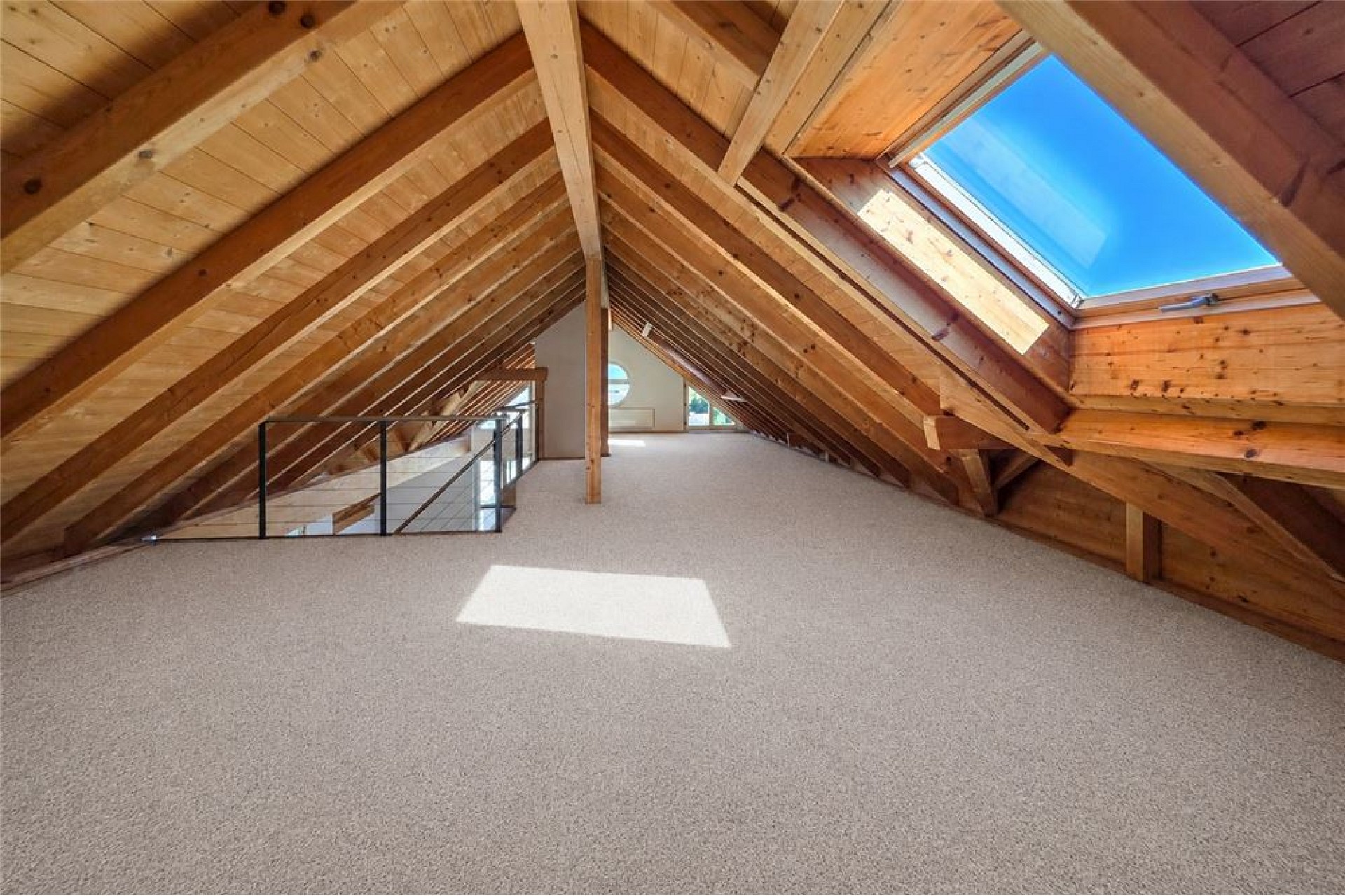Ausgebauter Dachboden mit Holzsichtdach und Dachfenster