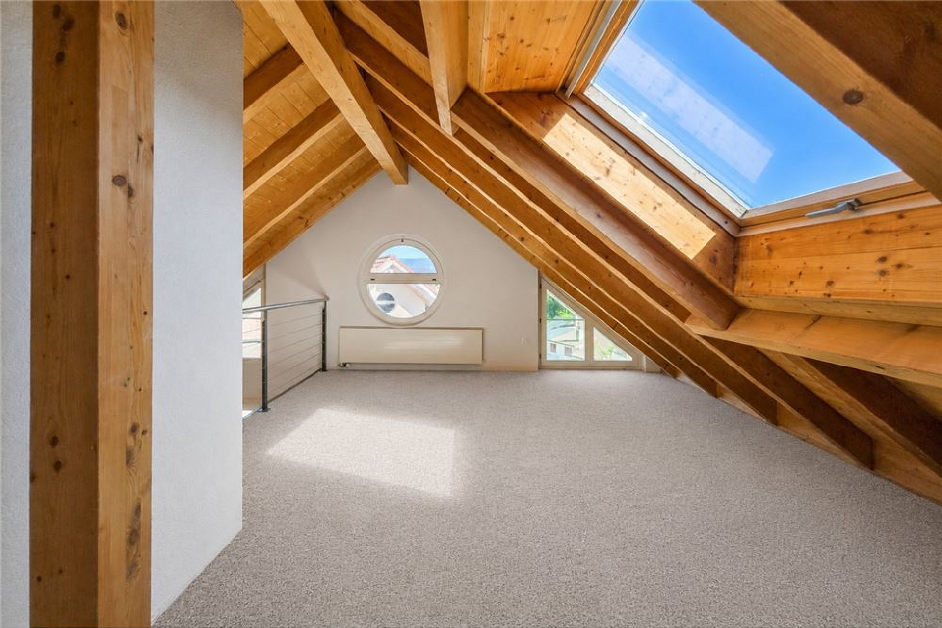 Ausgebauter Dachboden mit Dachbalken