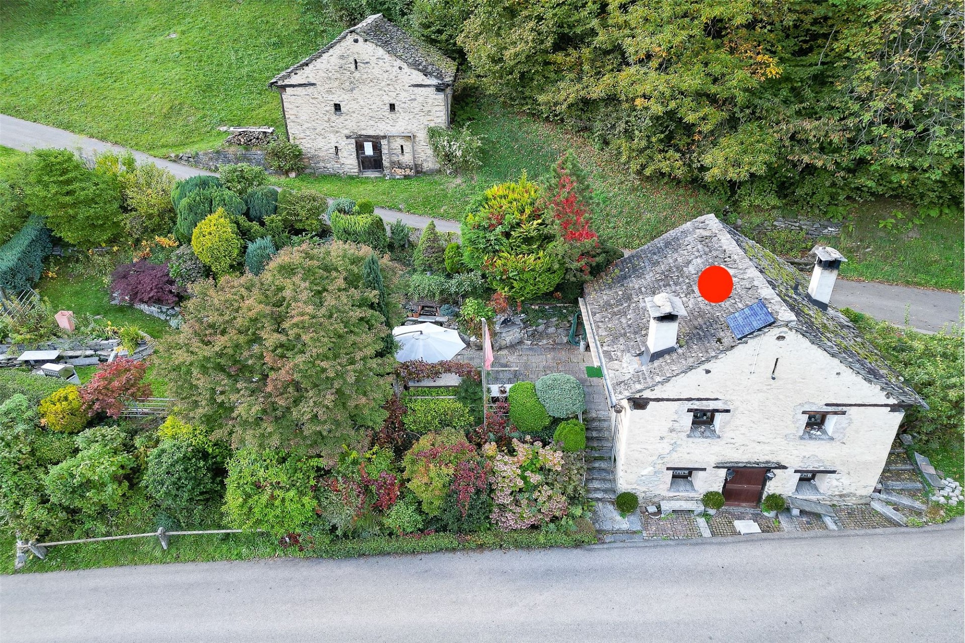 Ländliches Anwesen mit zwei Steinhäusern und Garten
