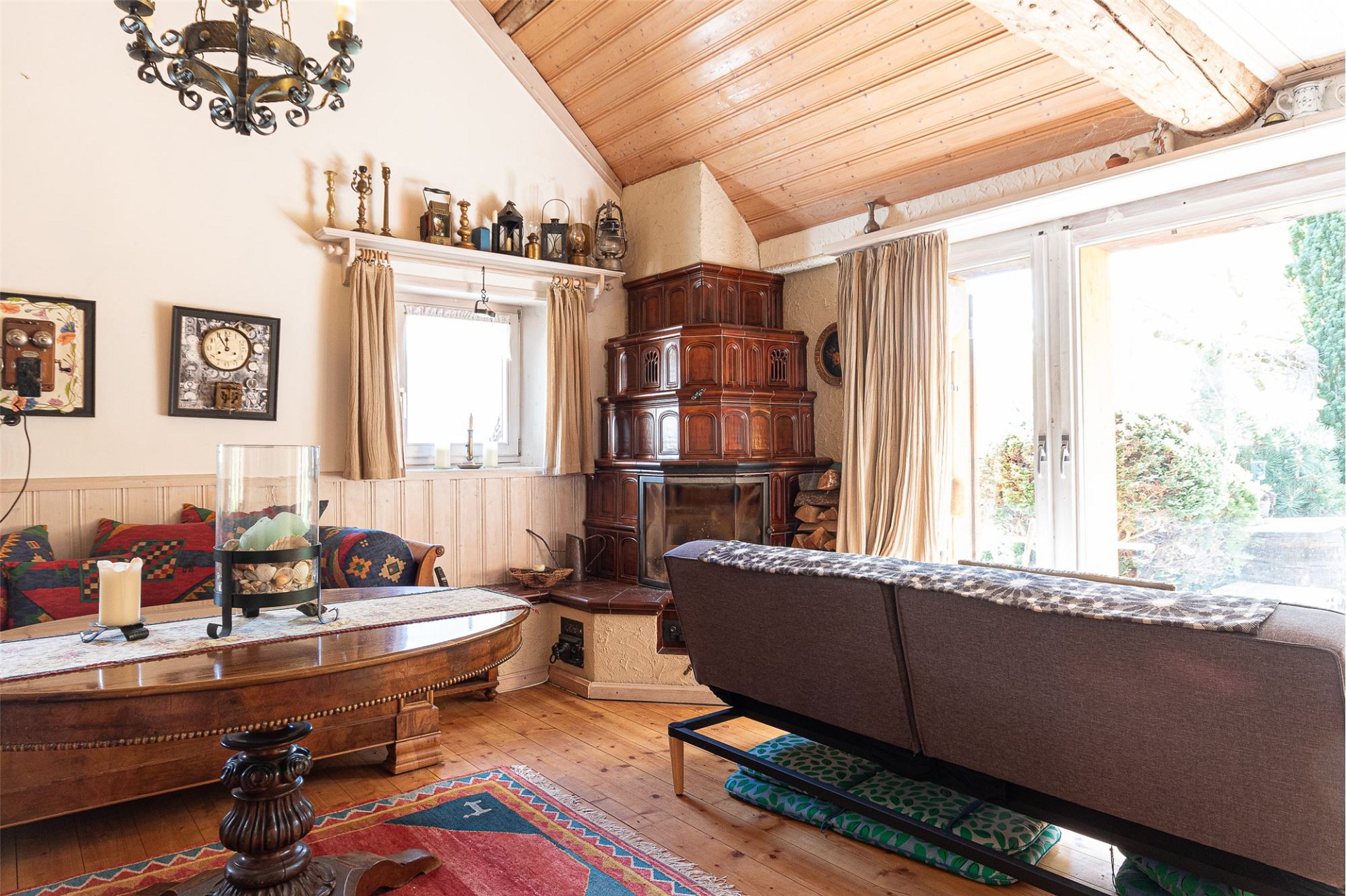 Gemütliches Wohnzimmer mit Kamin und Holzbalkendecke