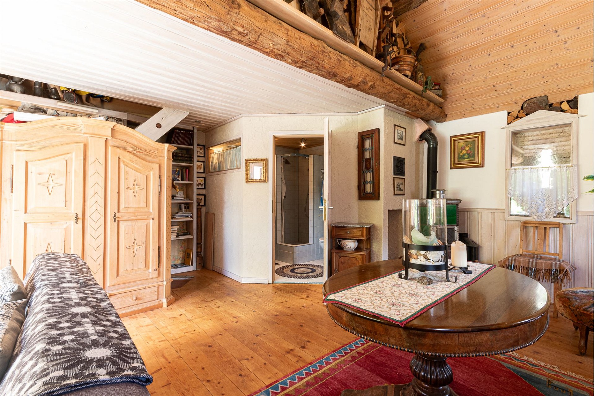 Gemütliches rustikales Wohnzimmer mit Holzdecke