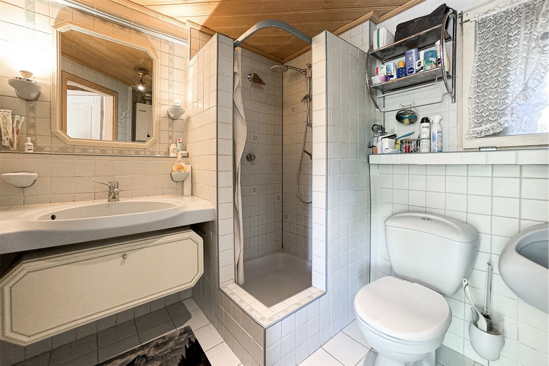 Kleines Badezimmer mit Dusche, Waschtisch und WC