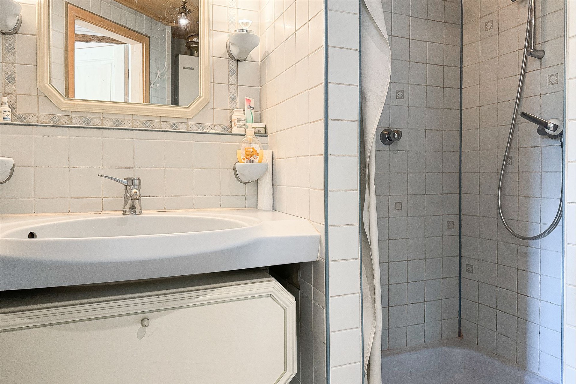 Badezimmer mit Dusche und Waschbecken