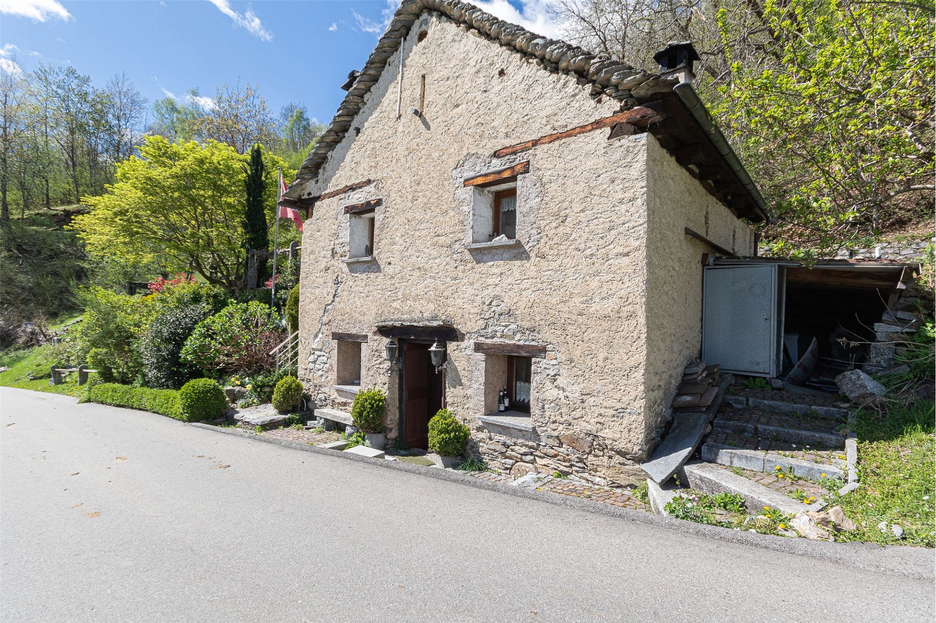 Rustikales Steinhaus an der Straße