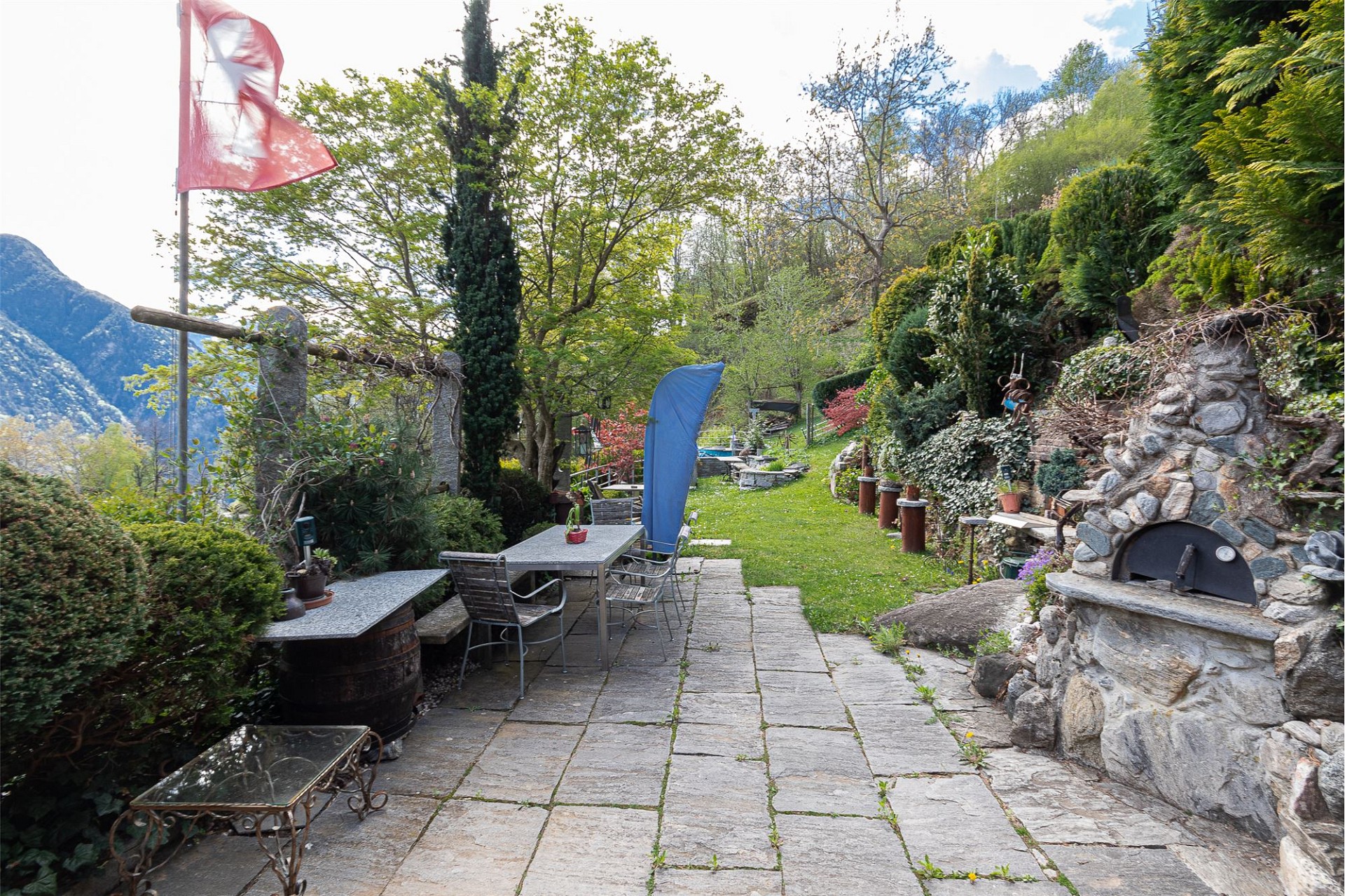 Alpen-Terrasse mit Garten und Außengrill