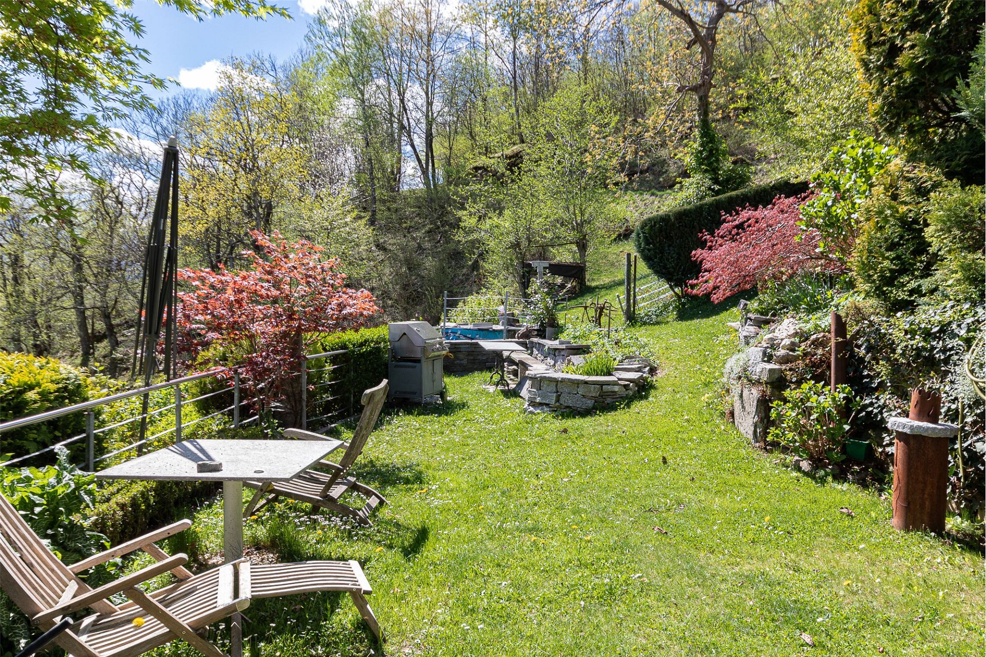 Großer gepflegter Garten mit Sitzplatz und Grill