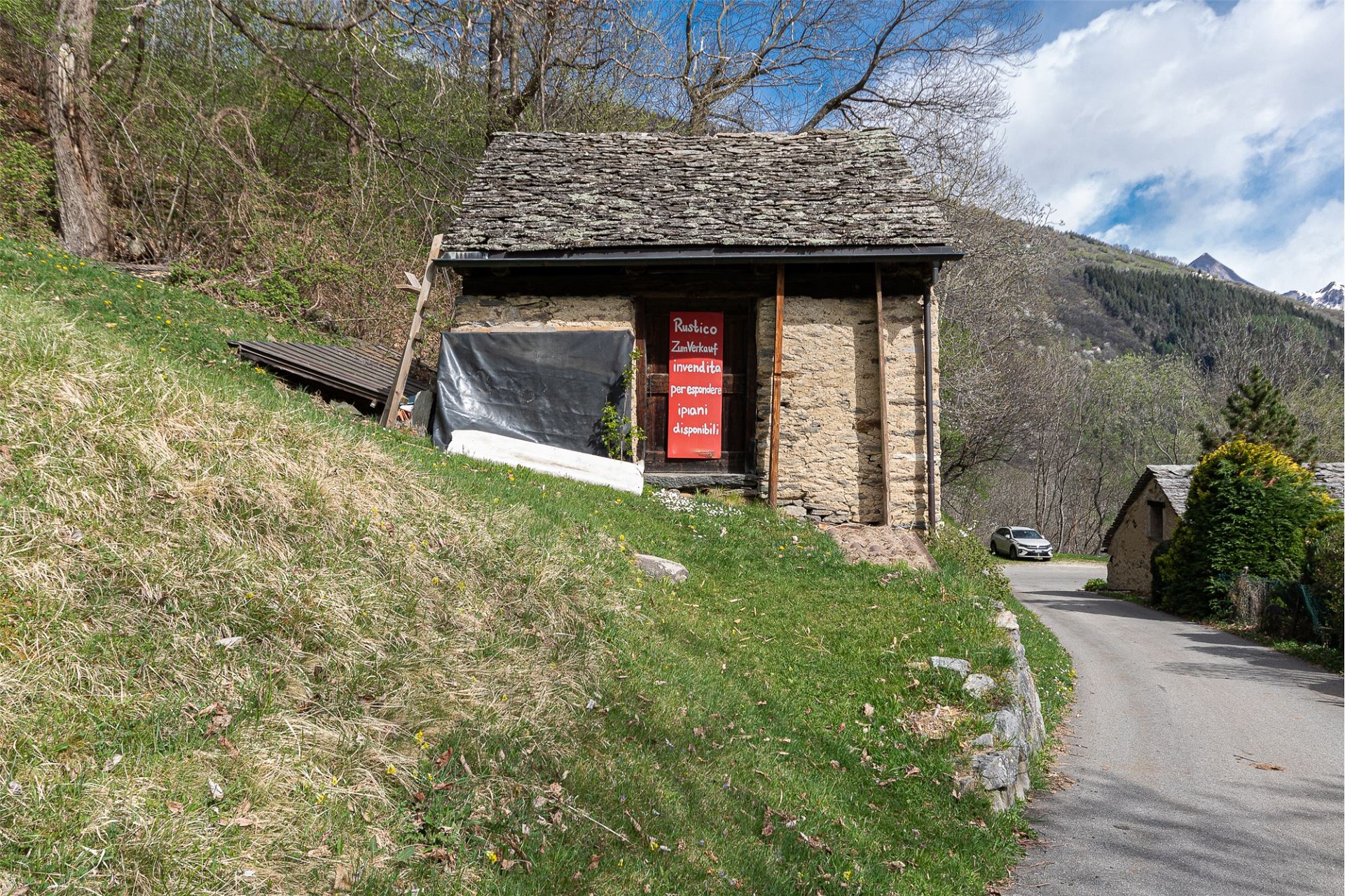 Rustikale Berghütte mit Verkaufsschild