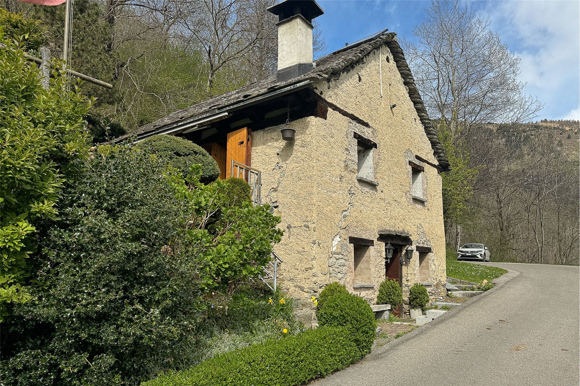 Altes Steinhaus in grüner Hanglage