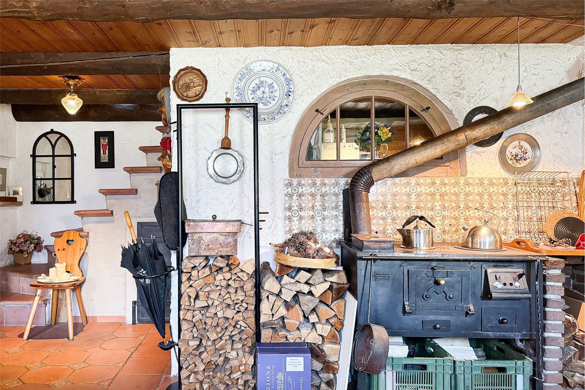 Rustikaler Innenraum mit Holzofen