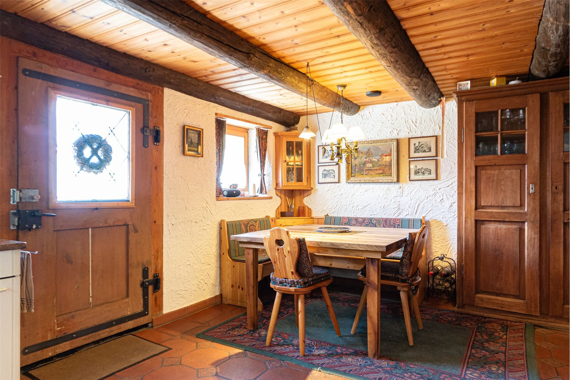 Rustikale Essecke mit Holzmöbeln