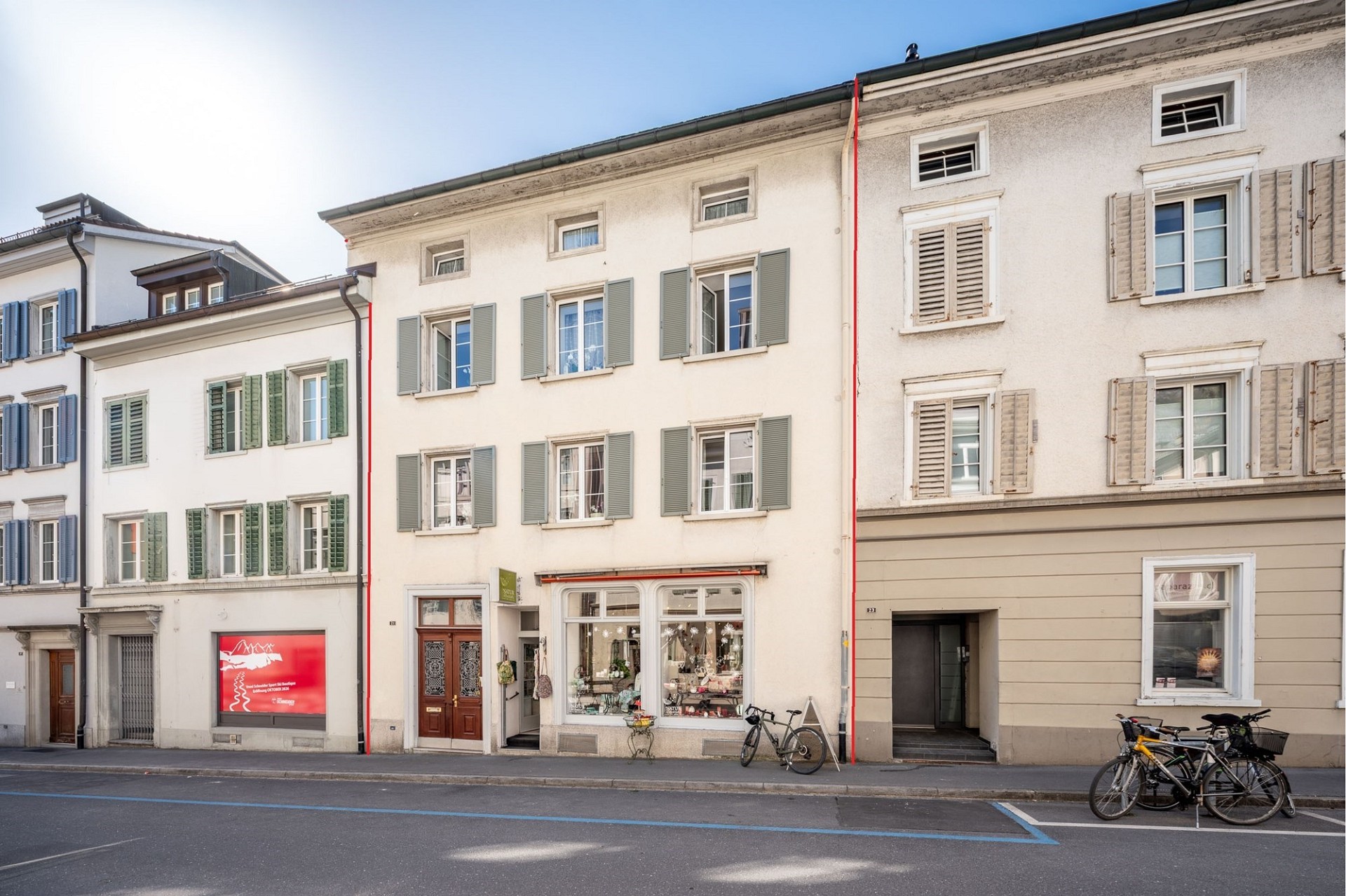 Straßenansicht eines Stadthauses mit Ladenfronten