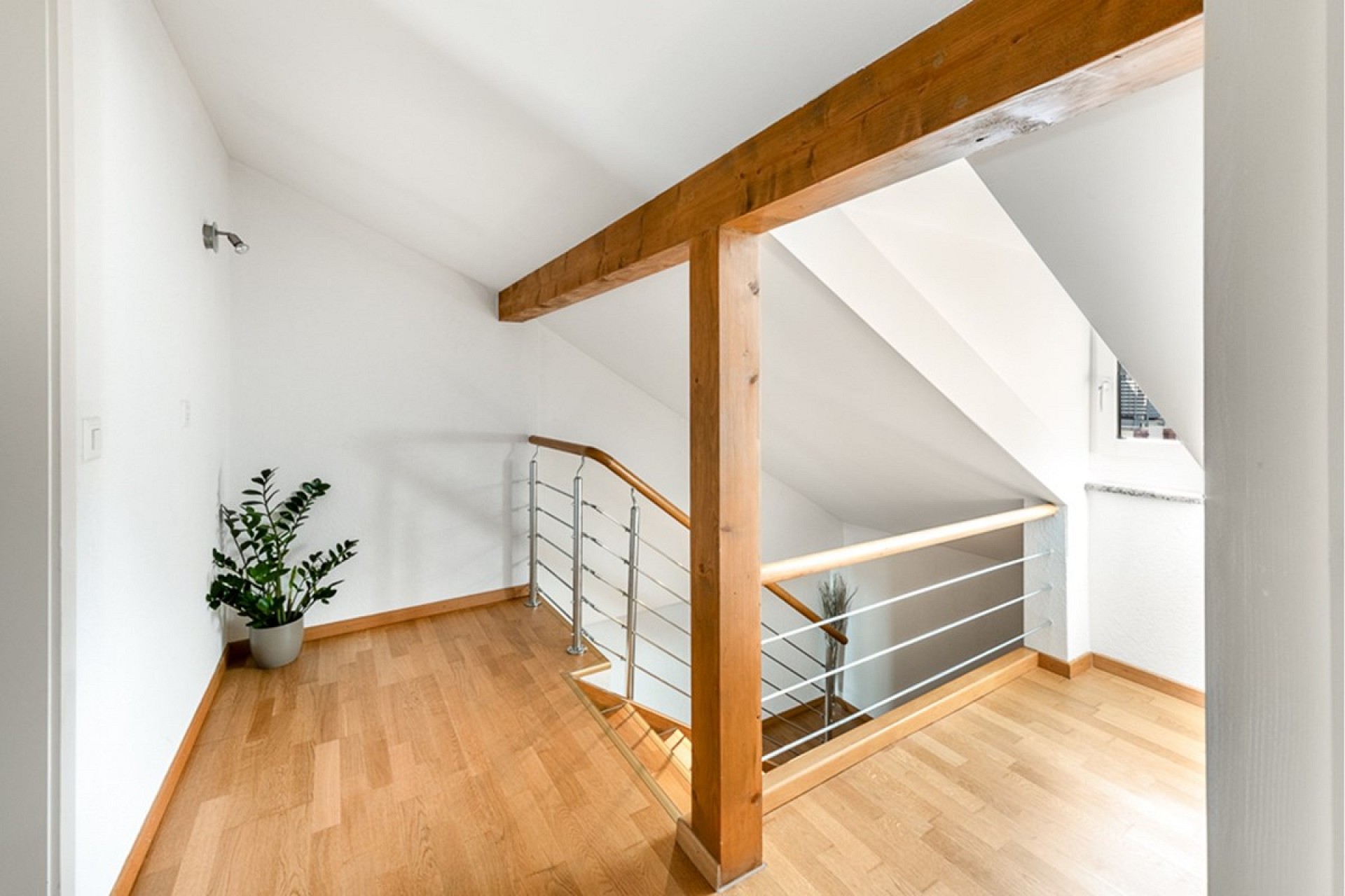 Helles Treppenpodest mit Holzgeländer