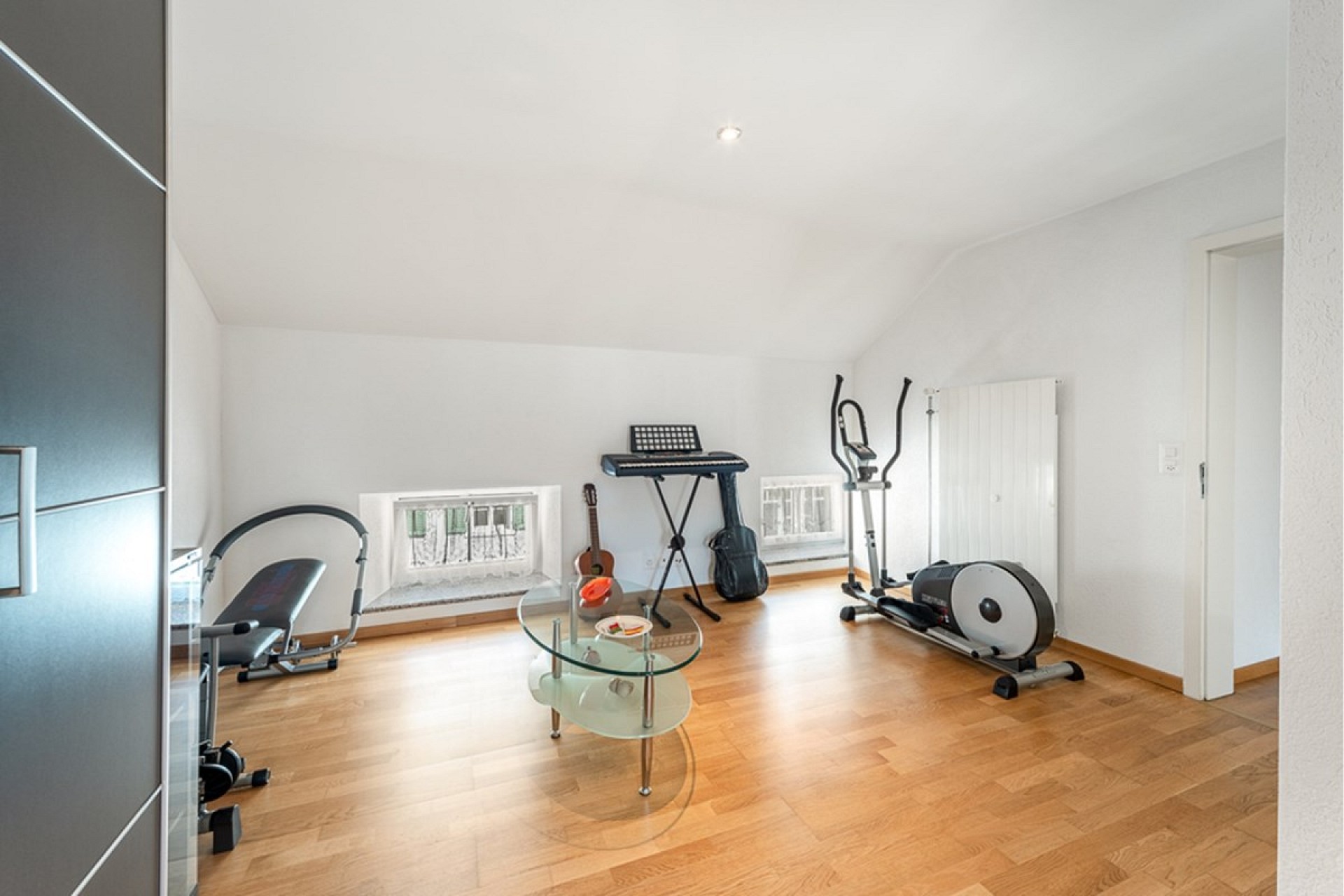 Ausgebauter Hobbyraum mit Fitnessgeräten