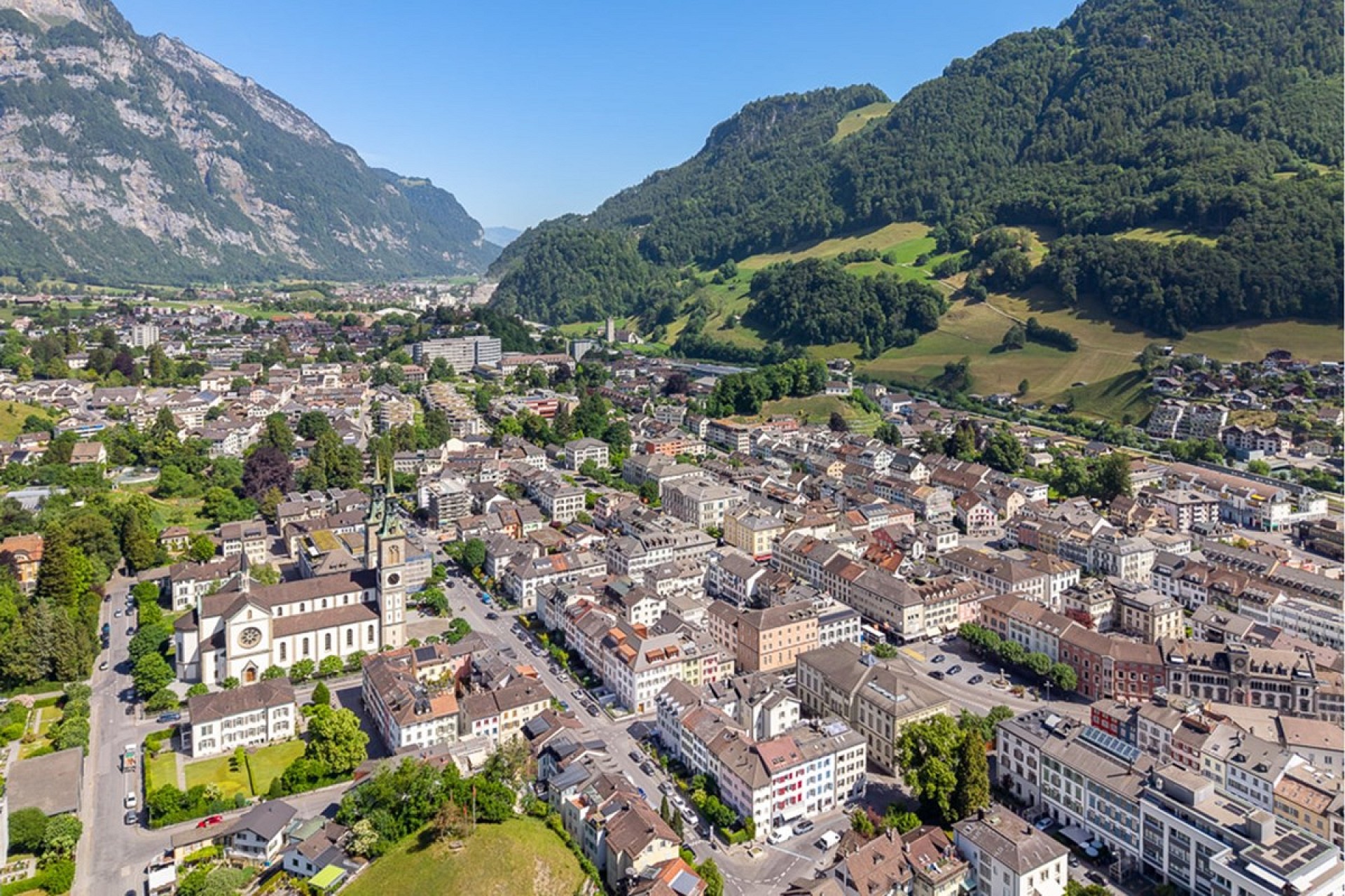 Stadt und Berge aus der Luft