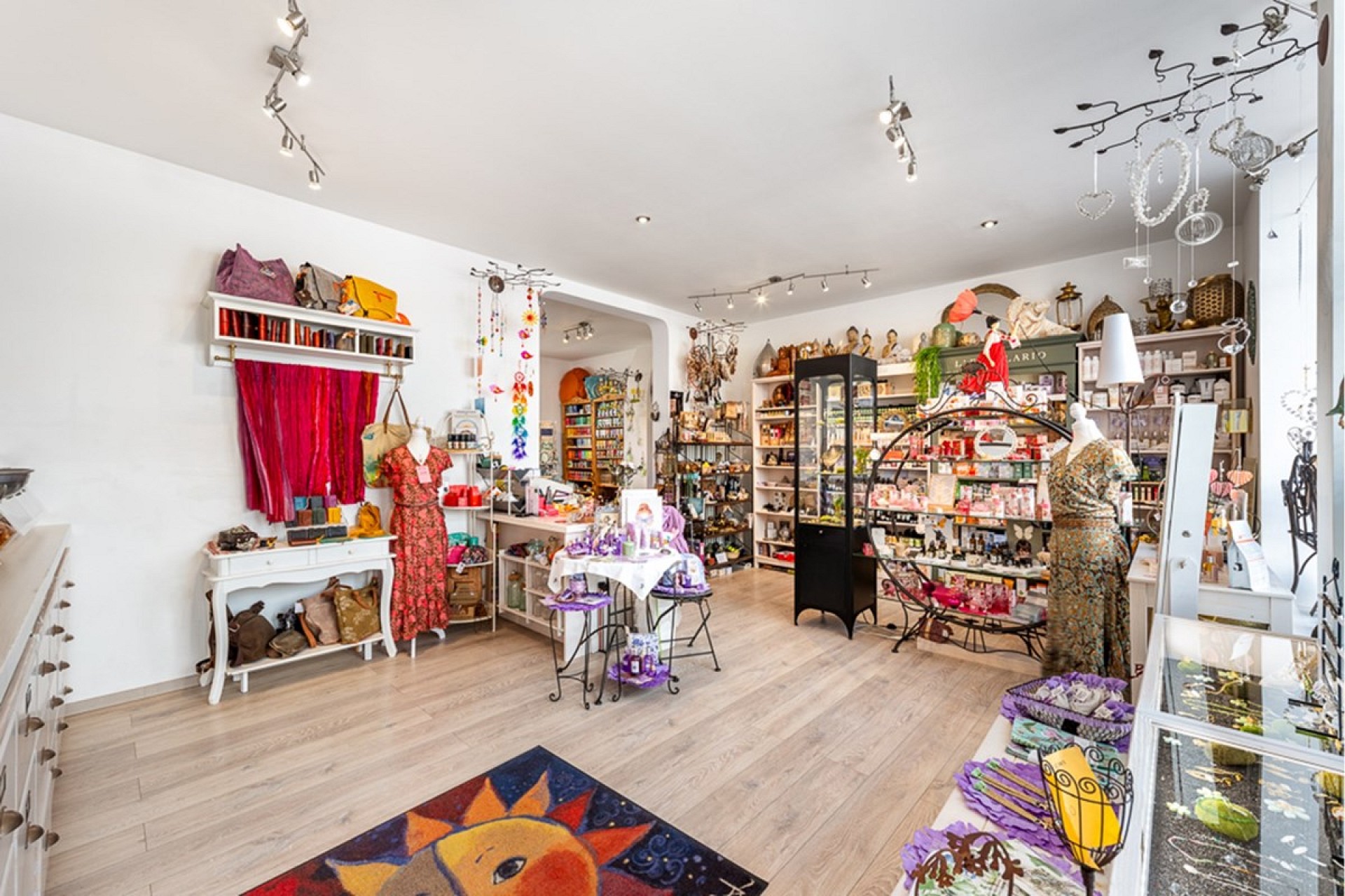 Buntes Ladeninterieur mit Warenpräsentation